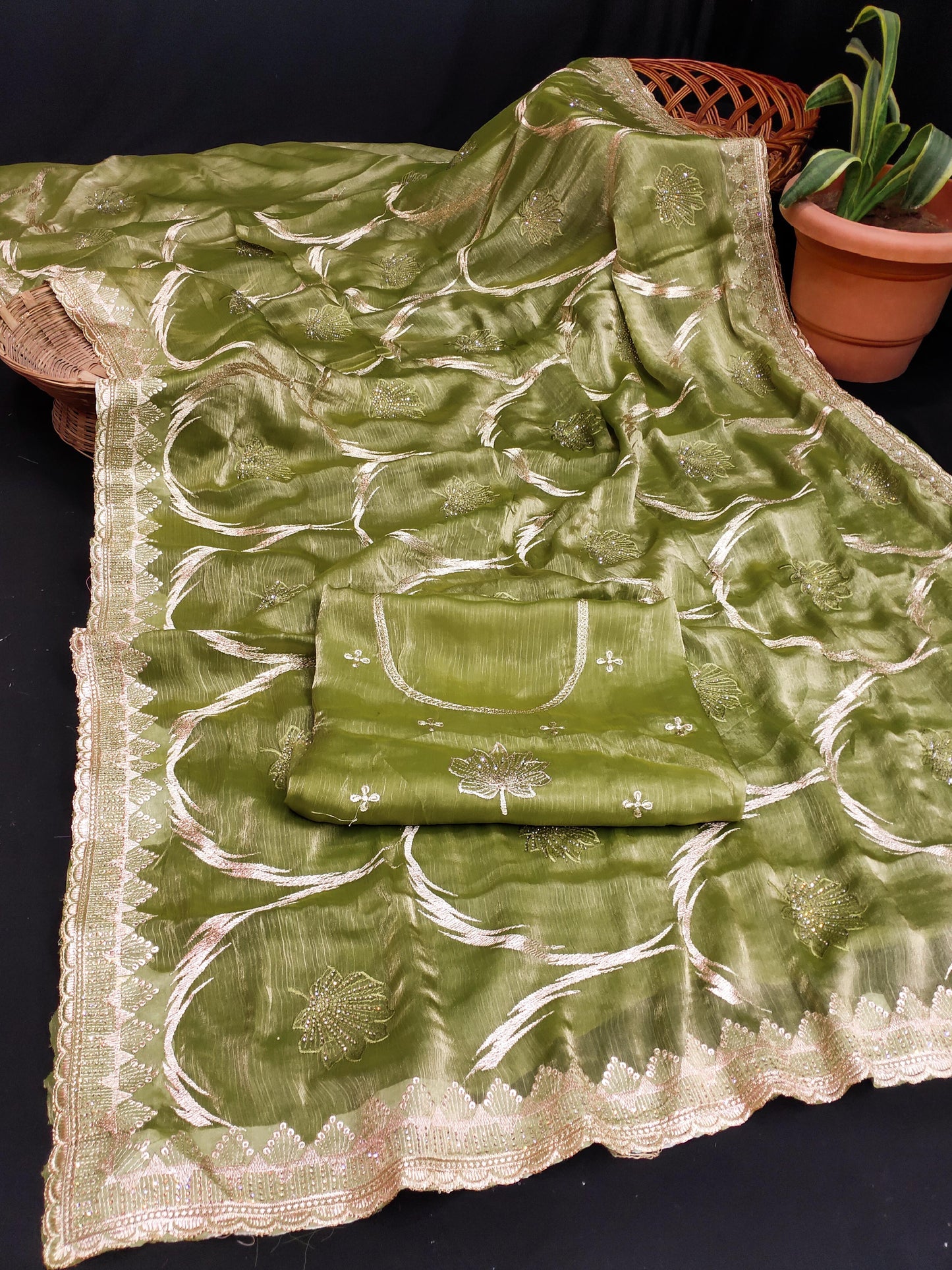 DF-VARTMAAN FENDI CHIFFON SAREE WITH BEAUTIFUL UNIQUE DESIGNER PIECE WITH FLOWER BHUTA WITH SIROSKI WORK