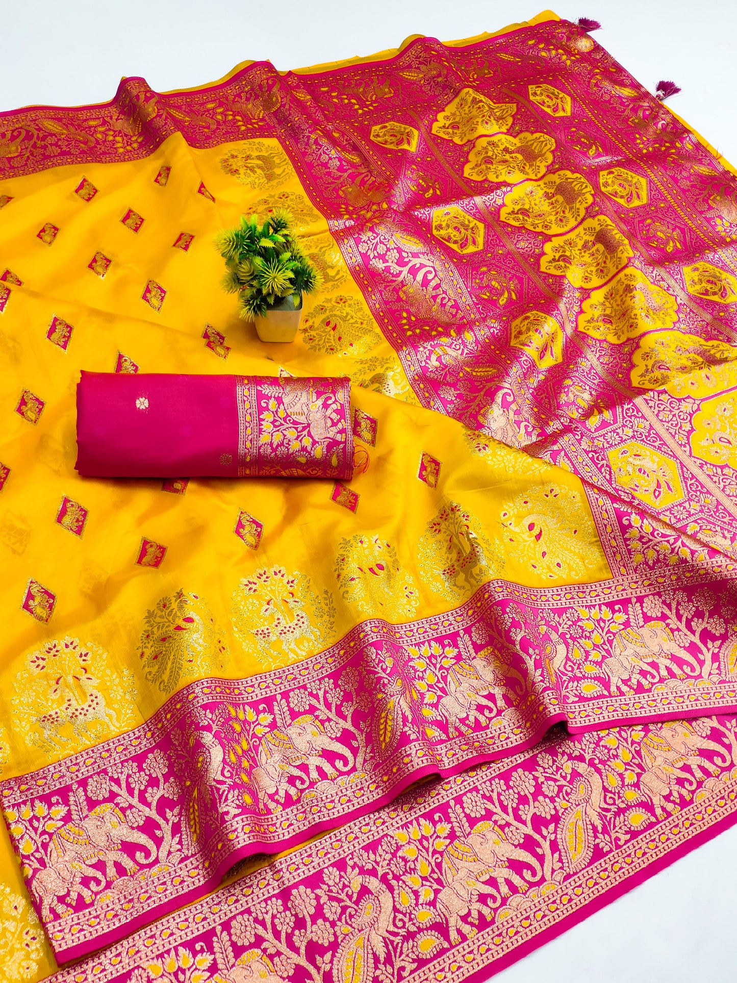 AJ-MASAKALI Soft Finish Silk Saree with Patola and Figures Jari Weaving all over the body with Contrast Pallu and Blouse