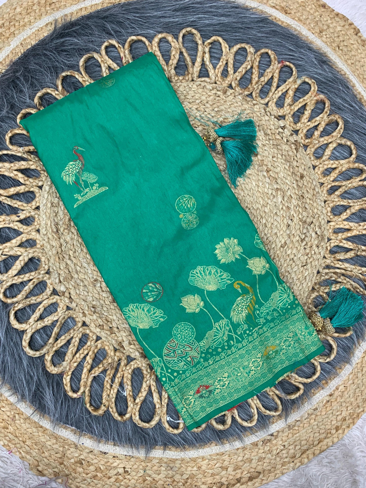 AJ-SANGMARMAR PREMIUM ITALAIN DOLA SILK SAREE WITH BEAUTIFUL OPEN PALLU WITH PEACOCK DESIGN WITH HEAVY TASSELS