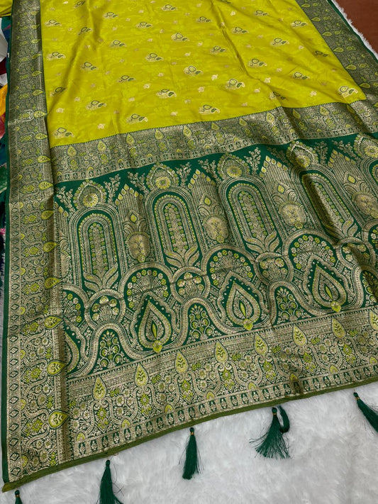 AJ-PURVI SOFT SILK FABRIC SAREE WITH RICH PALLU DEISGN WITH CARRY DESIGN ON BODY WITH VIRAL DESIGN AND CONRAST BORDER WITH AND BLOUSE WITH LUXURIOUS TASSELS WITH BOX PACKING