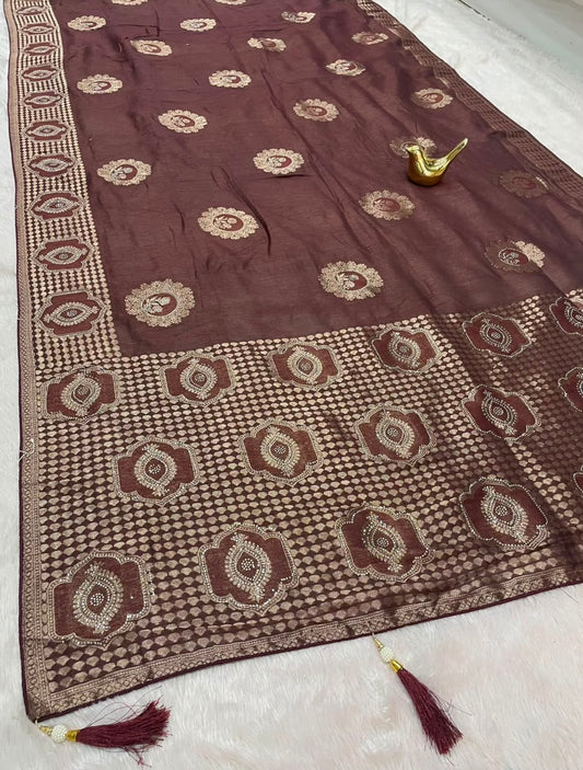 AJ-KAYAN FANCY FABRIC SAREE WITH BEAUTIFUL RICH PALLU DESIGN WITH SIROSKI WORK WITH PIPING AND LATKAN WITH BLOUSE