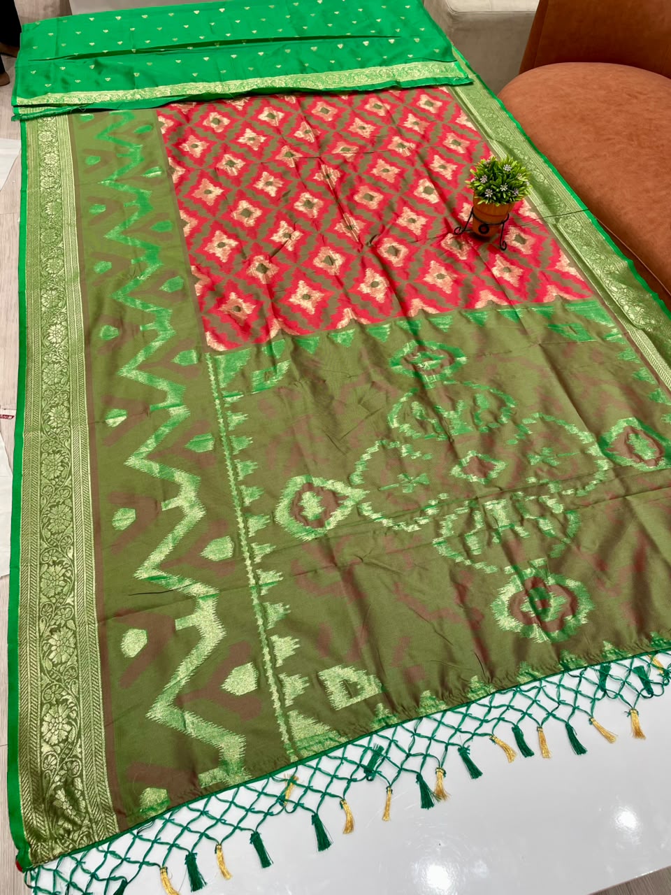 AJ-SWAPNIL SOFT SILK FABRIC SAREE WITH BEAUTIFUL RICH PALLU DESIGN WITH IKKAT PATOLA TEST DESIGN WITH TASSELS WITH BLOUSE