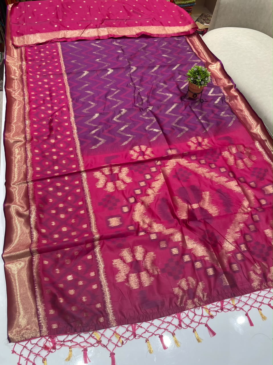 AJ-ATITHI SOFT SILK FABRIC SAREE WITH BEAUTIFUL RICH PALLU DESIGN WITH IKKAT PATOLA TEST DESIGN WITH TASSELS WITH BLOUSE