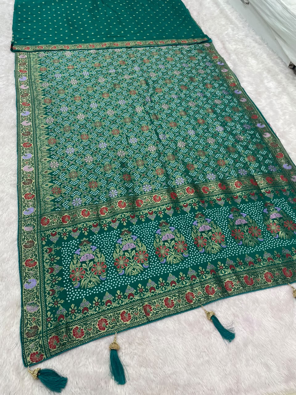 AJ-VAYU GEORGETTE FABRIC SAREE WITH RICH PALLU DEISGN WITH MEENAKARI WORK WITH HEAVY DESIGN ALL OVERON SAREE WITH PIPING AND TASSELS WITH BLOUSE