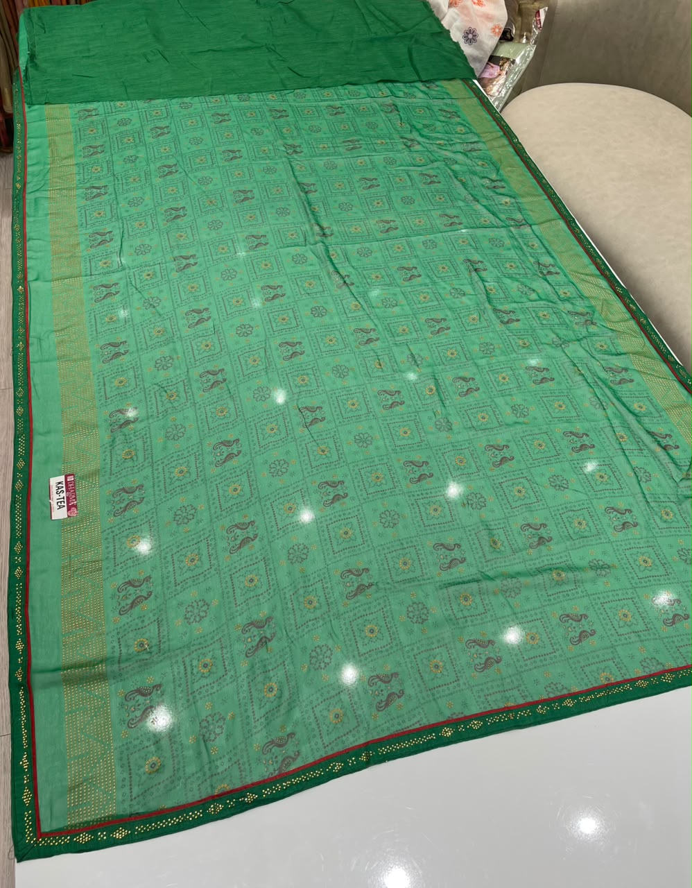 KAS-TEA SOFT FABRIC WITH BEAUTIFUL GREEN COLOUR CATALOGUE DESWIGN WITH FOIL WORK AND LOVELY SIROSKI WORK BORDER WITH BLOUSE