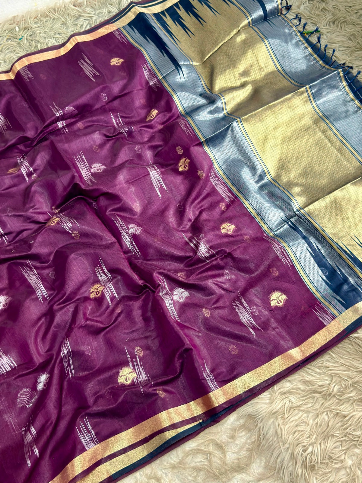 SA-5122 SUPER TRENDING MAHESHWARI COTTON SILK SAREES WITH IKKAT PALLU WITH HAND WOVEN TASSELS ON PALLU WITH CONTRAST BLOUSE AND SIMPLE RICH ELEGANT MAHESHWARI ZARI BORDER ALL OVER THE SAREE