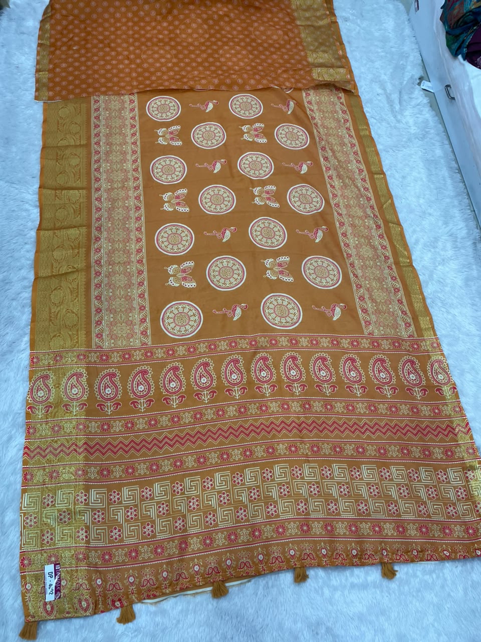 DP-4092 FANCY FABRIC SAREE WITH BEAUTIFUL HEAVY DESIGN WITH RICH PALLU WITH CARRY DESIGN ON SAREE WITH BLOUSE
