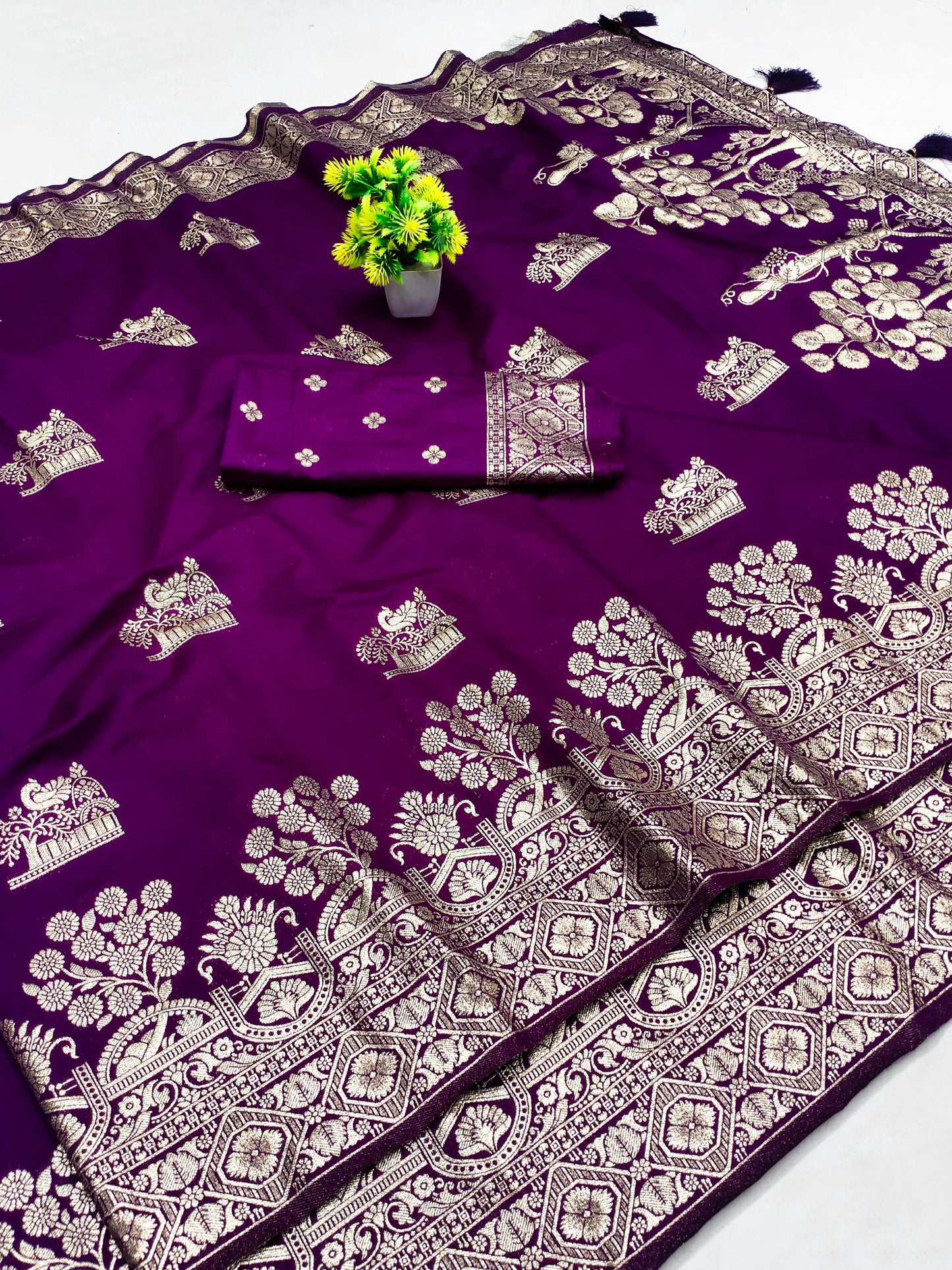 DOLA-RAVINA PURE DOLA SILK WITH GRAND PALLLU WITH BEAUTIFUL PEACOCK DESIGN ALL OVER