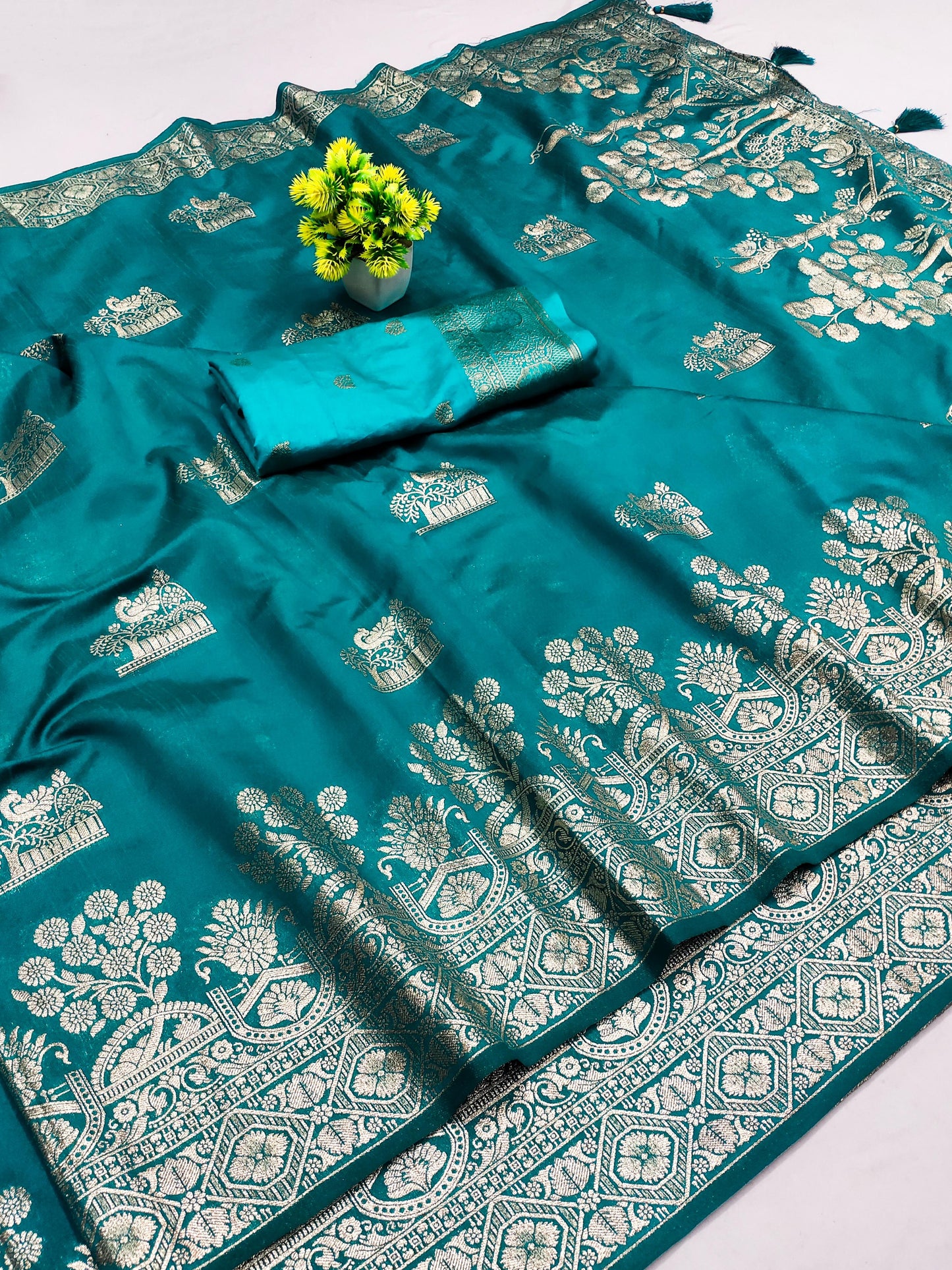 DOLA-RAVINA PURE DOLA SILK WITH GRAND PALLLU WITH BEAUTIFUL PEACOCK DESIGN ALL OVER