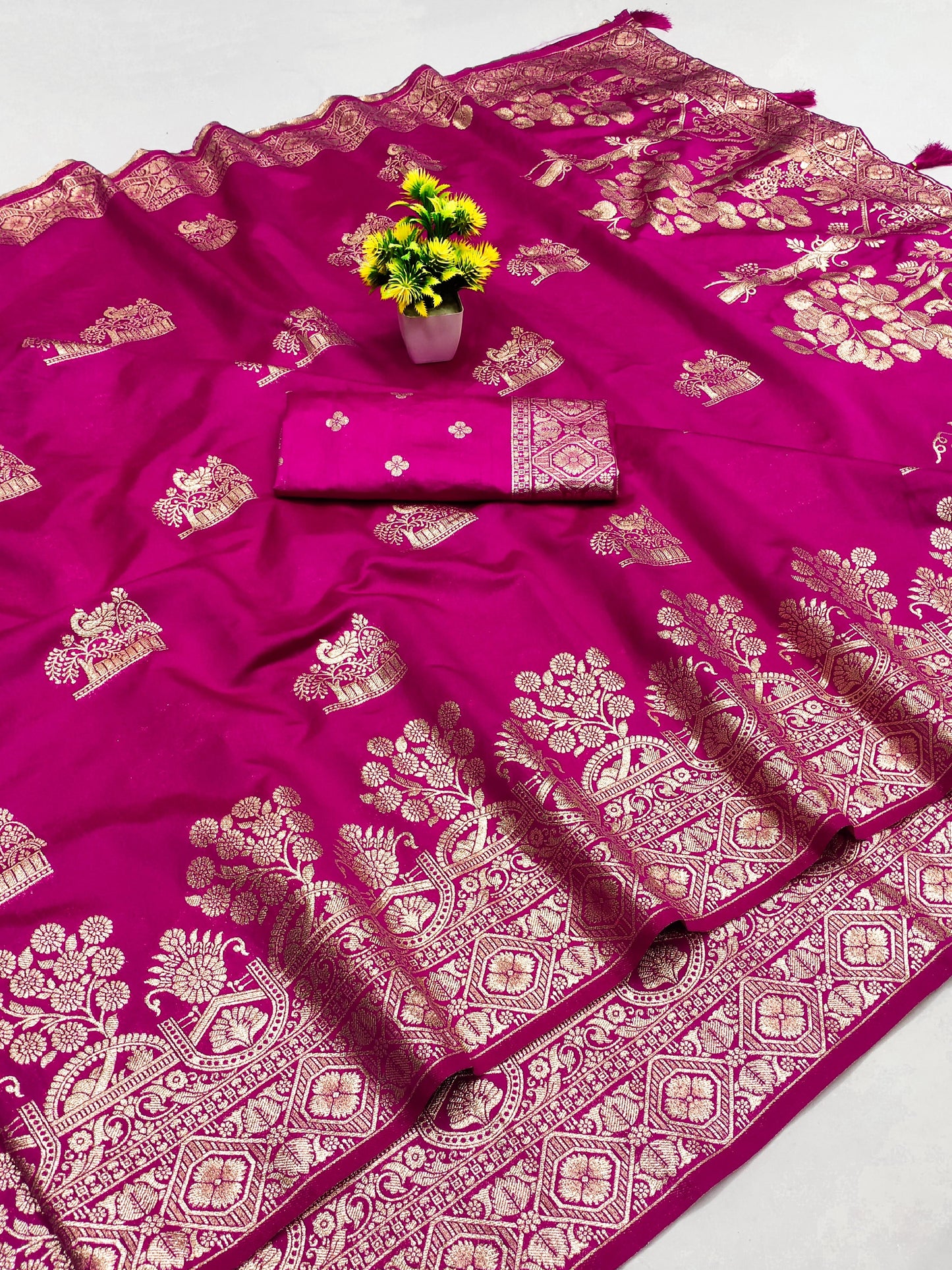 DOLA-RAVINA PURE DOLA SILK WITH GRAND PALLLU WITH BEAUTIFUL PEACOCK DESIGN ALL OVER