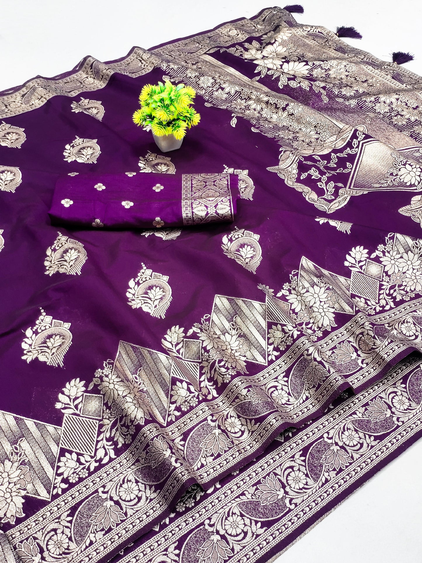 DOLA-MAHAKUMB PURE DOLA SILK WITH GRAND PALLLU WITH BEAUTIFUL DESIGNS ALL OVER