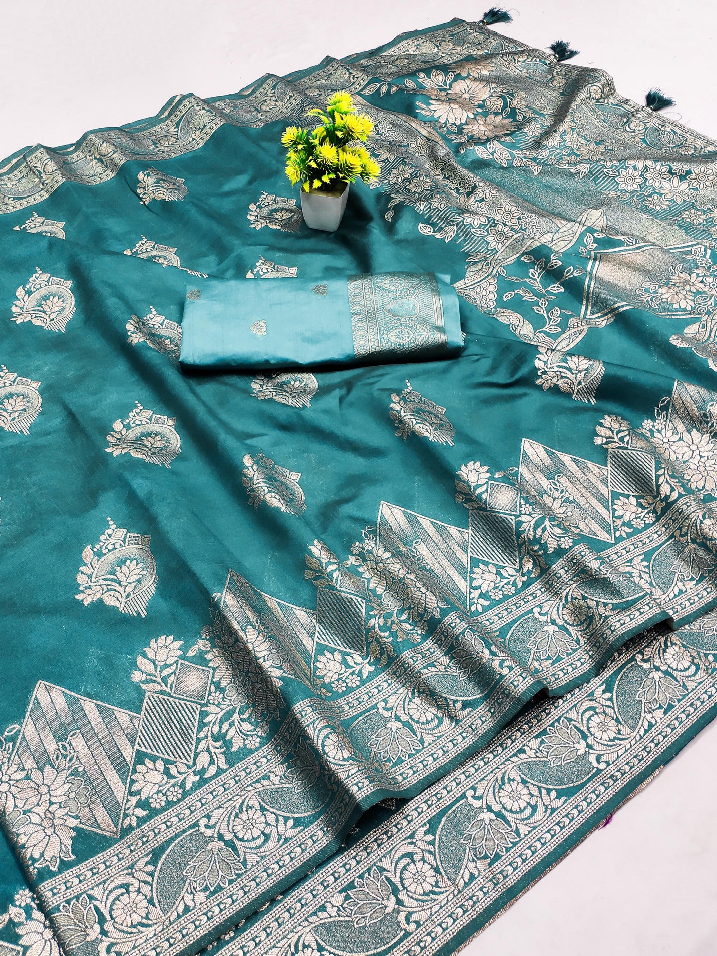 DOLA-MAHAKUMB PURE DOLA SILK WITH GRAND PALLLU WITH BEAUTIFUL DESIGNS ALL OVER