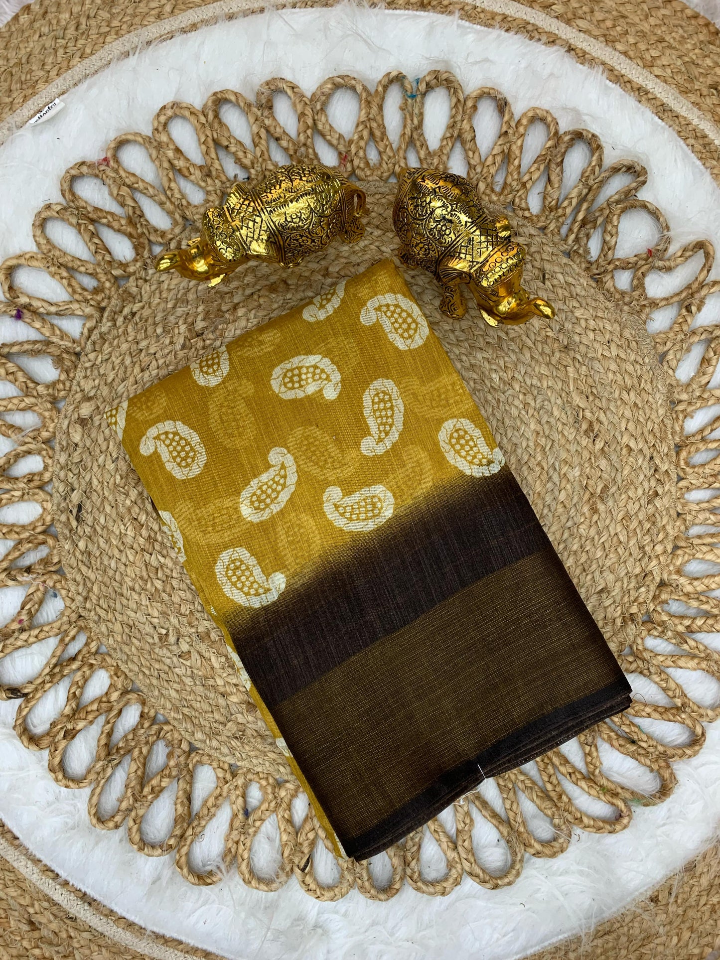 CP-7063 LINEN COTTON SAREE WITH BEAUTIFUL CARRY PRINT WITH CRYSTAL PATTA
