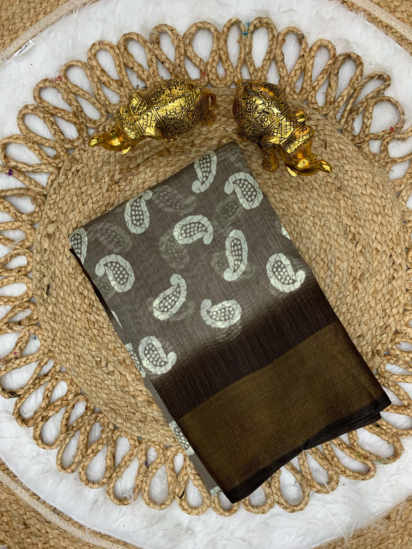 CP-7063 LINEN COTTON SAREE WITH BEAUTIFUL CARRY PRINT WITH CRYSTAL PATTA