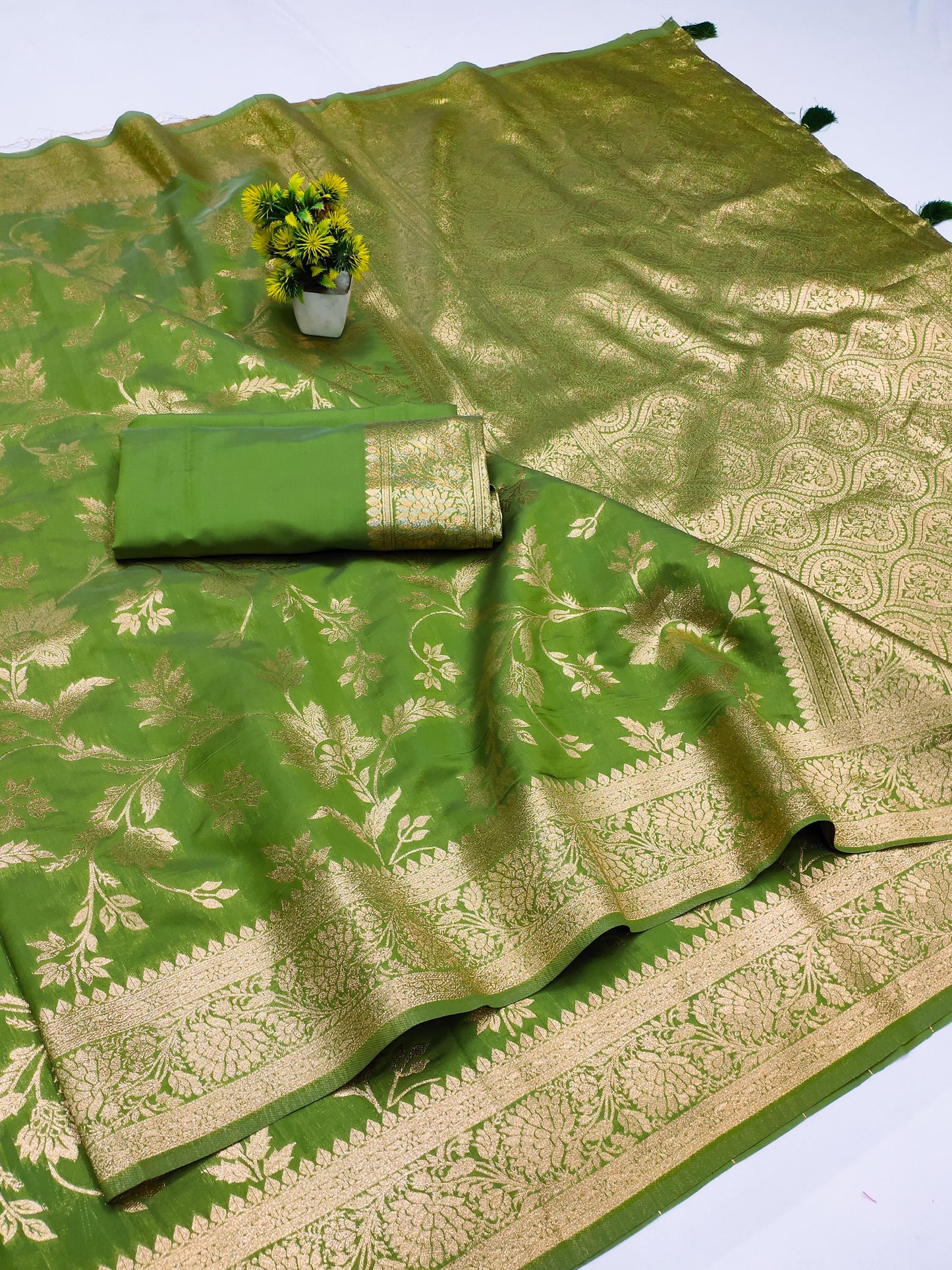 AJ-AMAZON PREMIUM SOFT SILK SAREE WITH BEAUTIFUL FLOWER LEAF WITH JHAL DESIGN RICH PALLU WITH TASSELS