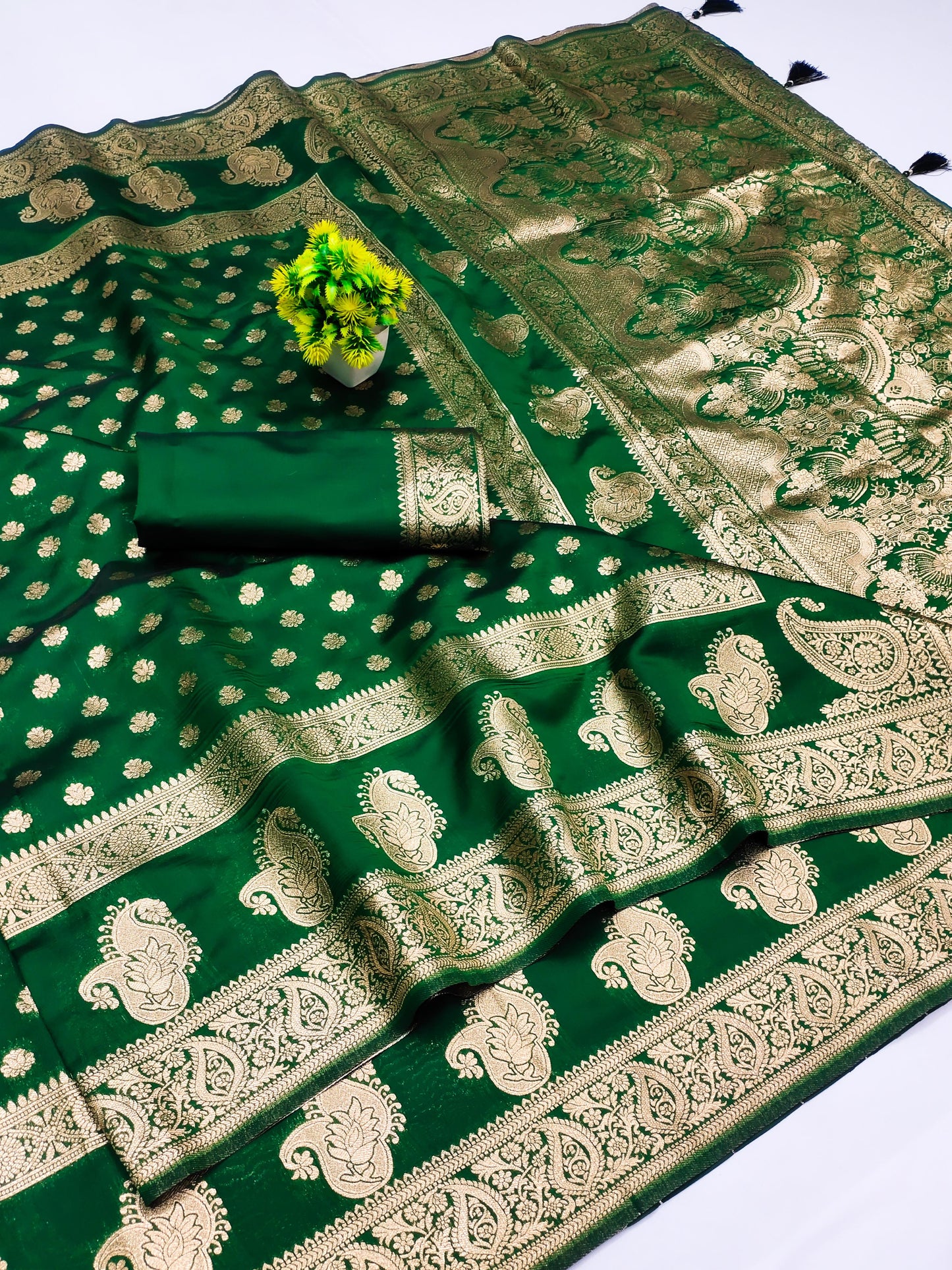 AJ-PREETY SOFT SILK SAREE WITH BUTHA BOX DESIGH WITH UNIQUE BEAUTIFUL PALLU WITH TASSELS