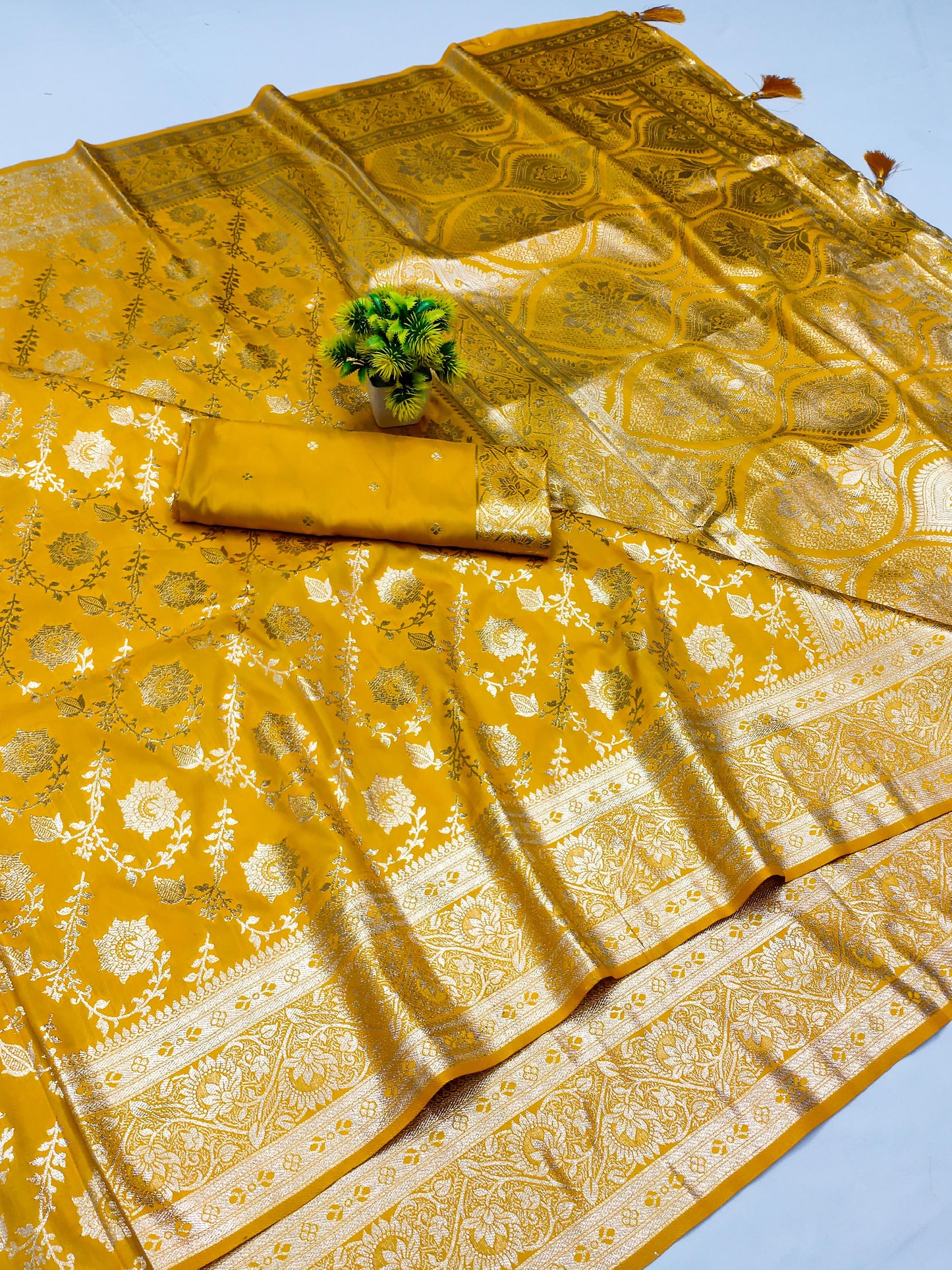 AJ-PUNERI TRENDING VIRAL SAREE WITH BANARASI JAREE WITH JHAL WORK WITH FLOWER BUTHA WITH RICH PALLU DESIGN WITH TASSELS ATTACHED