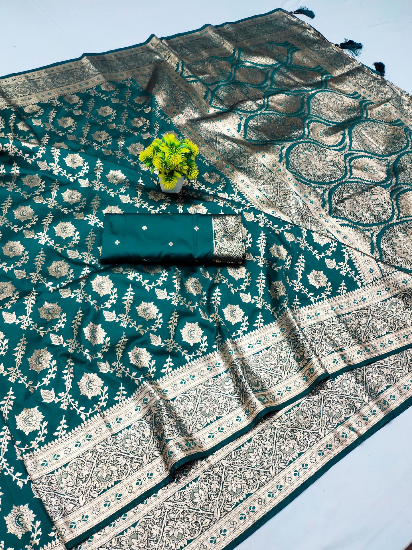 AJ-PUNERI TRENDING VIRAL SAREE WITH BANARASI JAREE WITH JHAL WORK WITH FLOWER BUTHA WITH RICH PALLU DESIGN WITH TASSELS ATTACHED