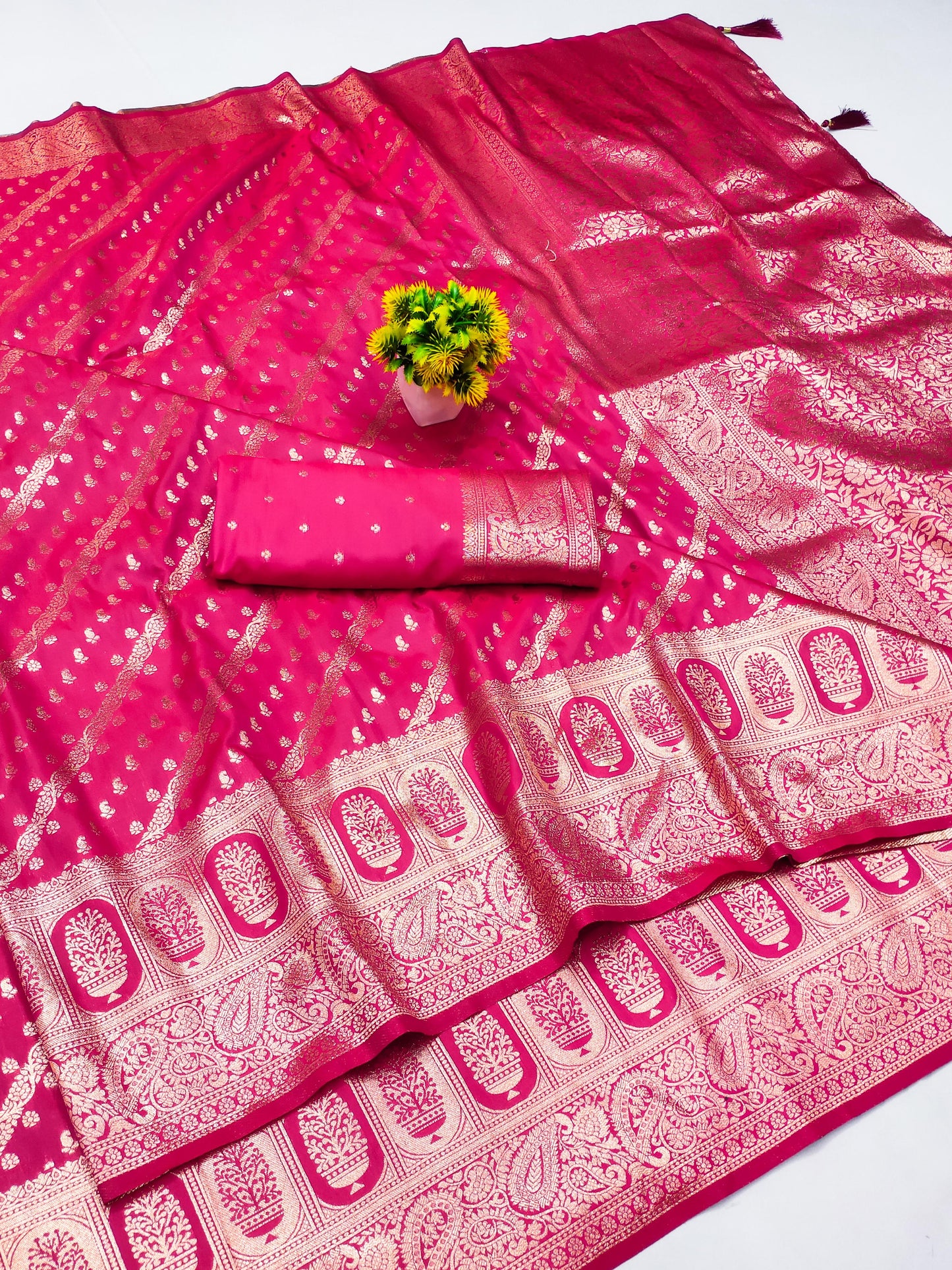 AJ-SAIYAAN PREMIUM SOFT SILK WITH LAHERIA PATTERN CRAFTED WITH BANARASI JARI WEAVING AND TASSELS