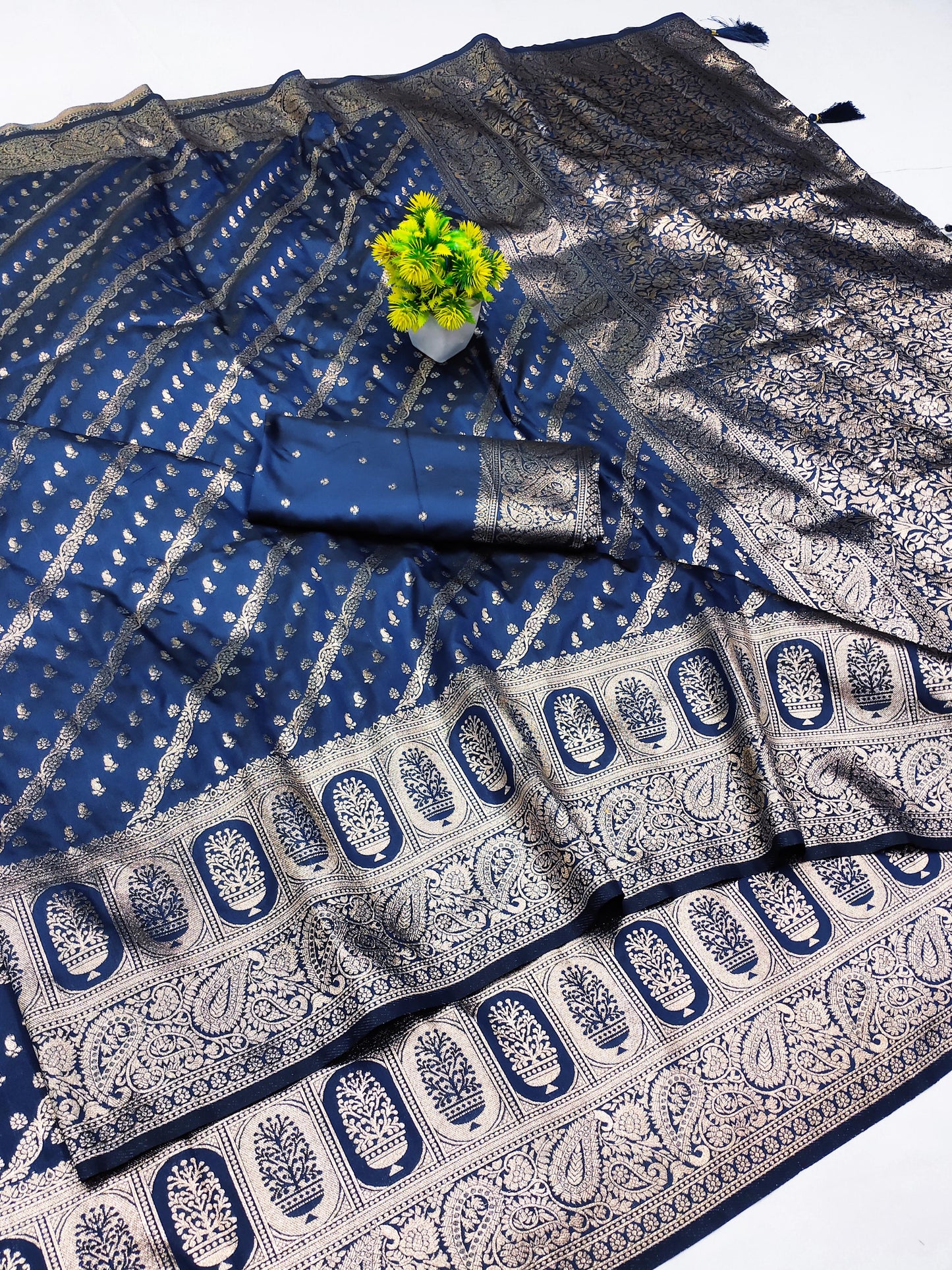 AJ-SAIYAAN PREMIUM SOFT SILK WITH LAHERIA PATTERN CRAFTED WITH BANARASI JARI WEAVING AND TASSELS