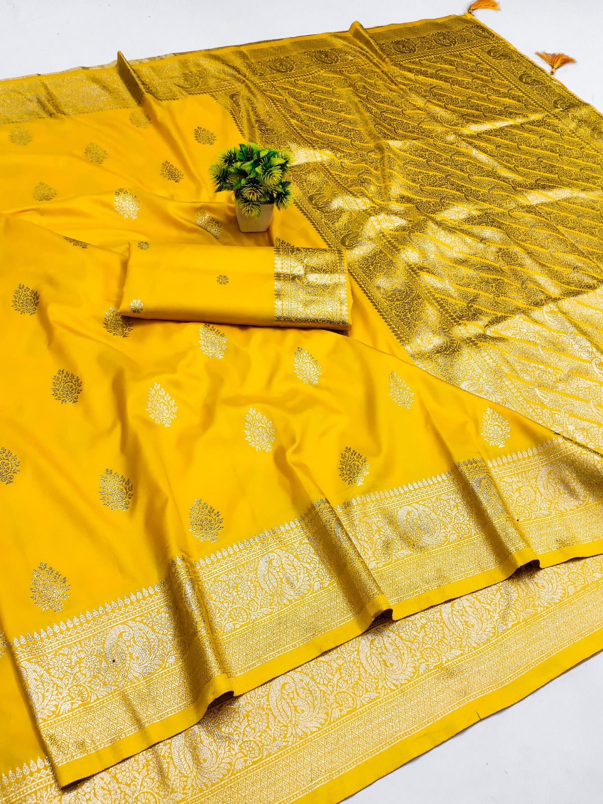 AJ-MAHARASHTRA -PREMIUM SOFT SILK SAREE GRAND LINING PALLU VIRAL DESIGN WITH TASSELS