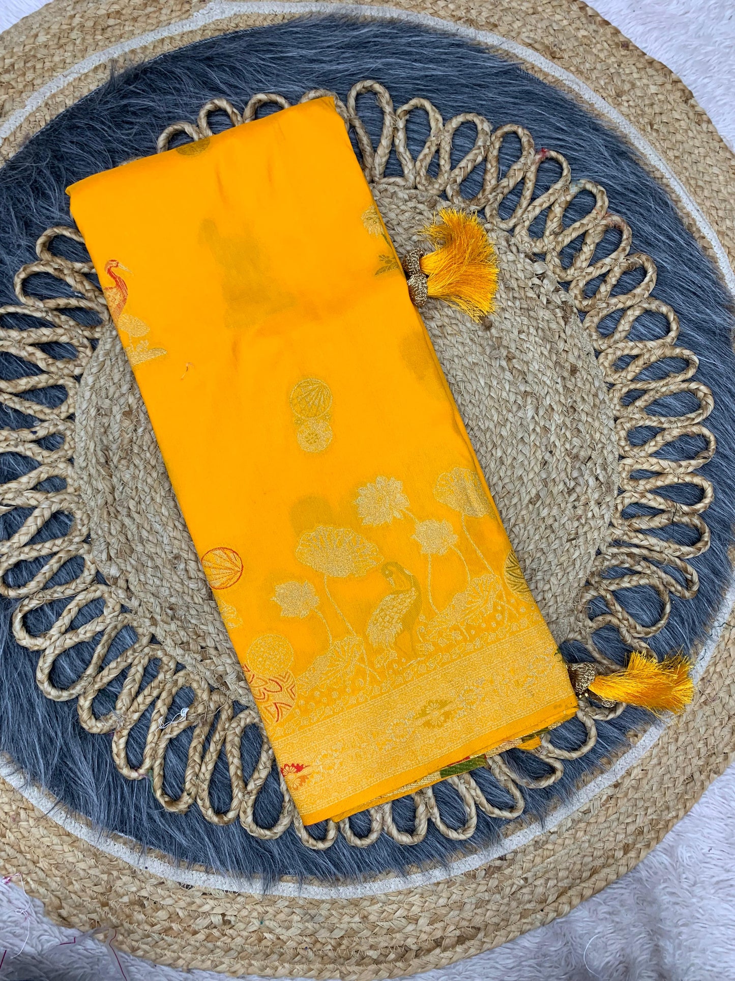 AJ-SANGMARMAR PREMIUM ITALAIN DOLA SILK SAREE WITH BEAUTIFUL OPEN PALLU WITH PEACOCK DESIGN WITH HEAVY TASSELS