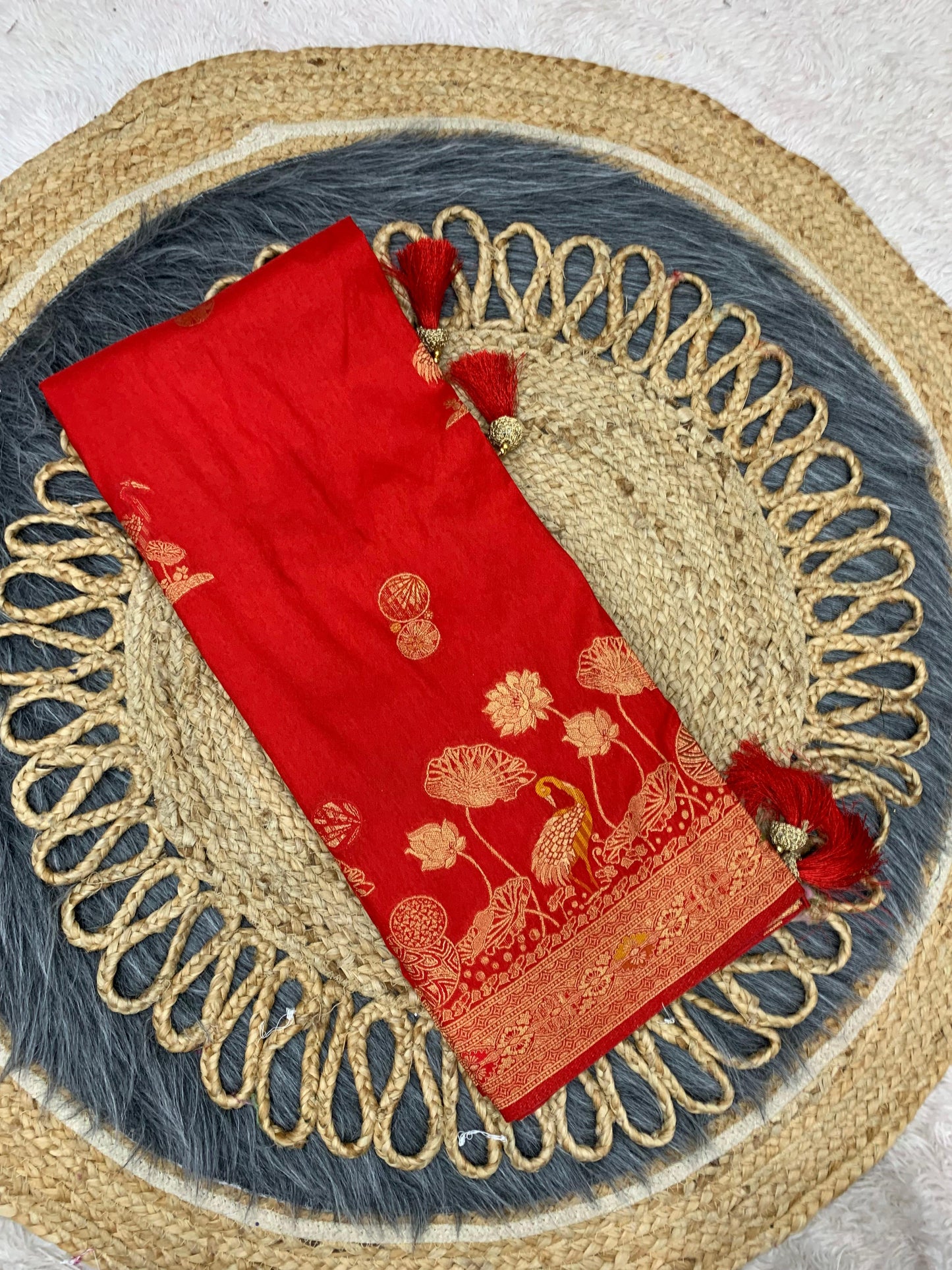 AJ-SANGMARMAR PREMIUM ITALAIN DOLA SILK SAREE WITH BEAUTIFUL OPEN PALLU WITH PEACOCK DESIGN WITH HEAVY TASSELS