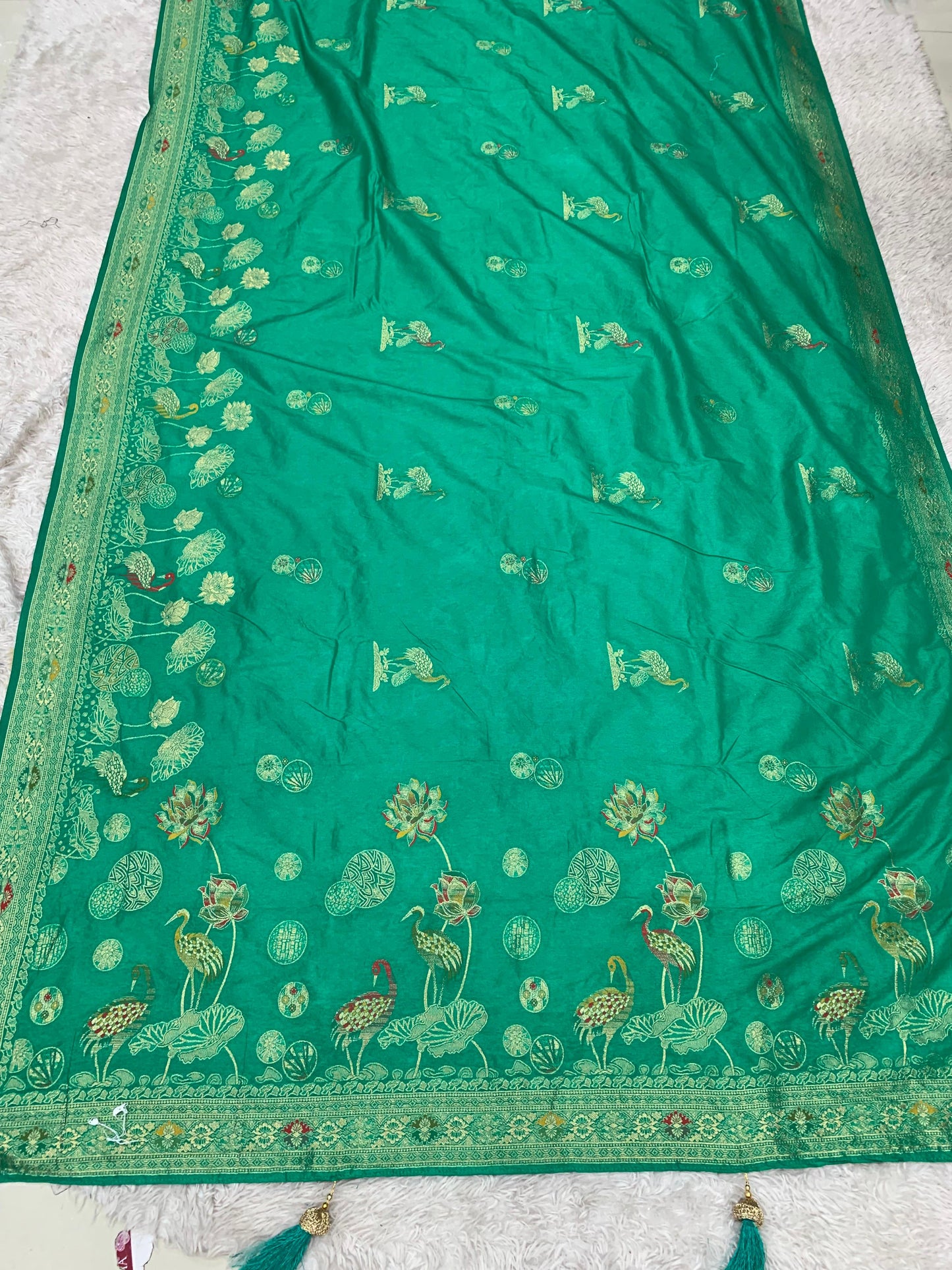 AJ-SANGMARMAR PREMIUM ITALAIN DOLA SILK SAREE WITH BEAUTIFUL OPEN PALLU WITH PEACOCK DESIGN WITH HEAVY TASSELS