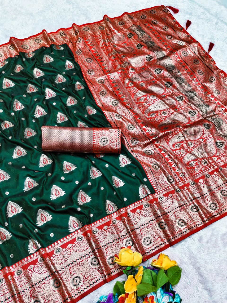 AJ-UDAY-VILLAS SOFT SILK 50/600 WITH RICH PALLU WITH BEAUTIFUL BODY DESIGN WITH CONTRAST BORDER WITH BROCADE BLOUSE