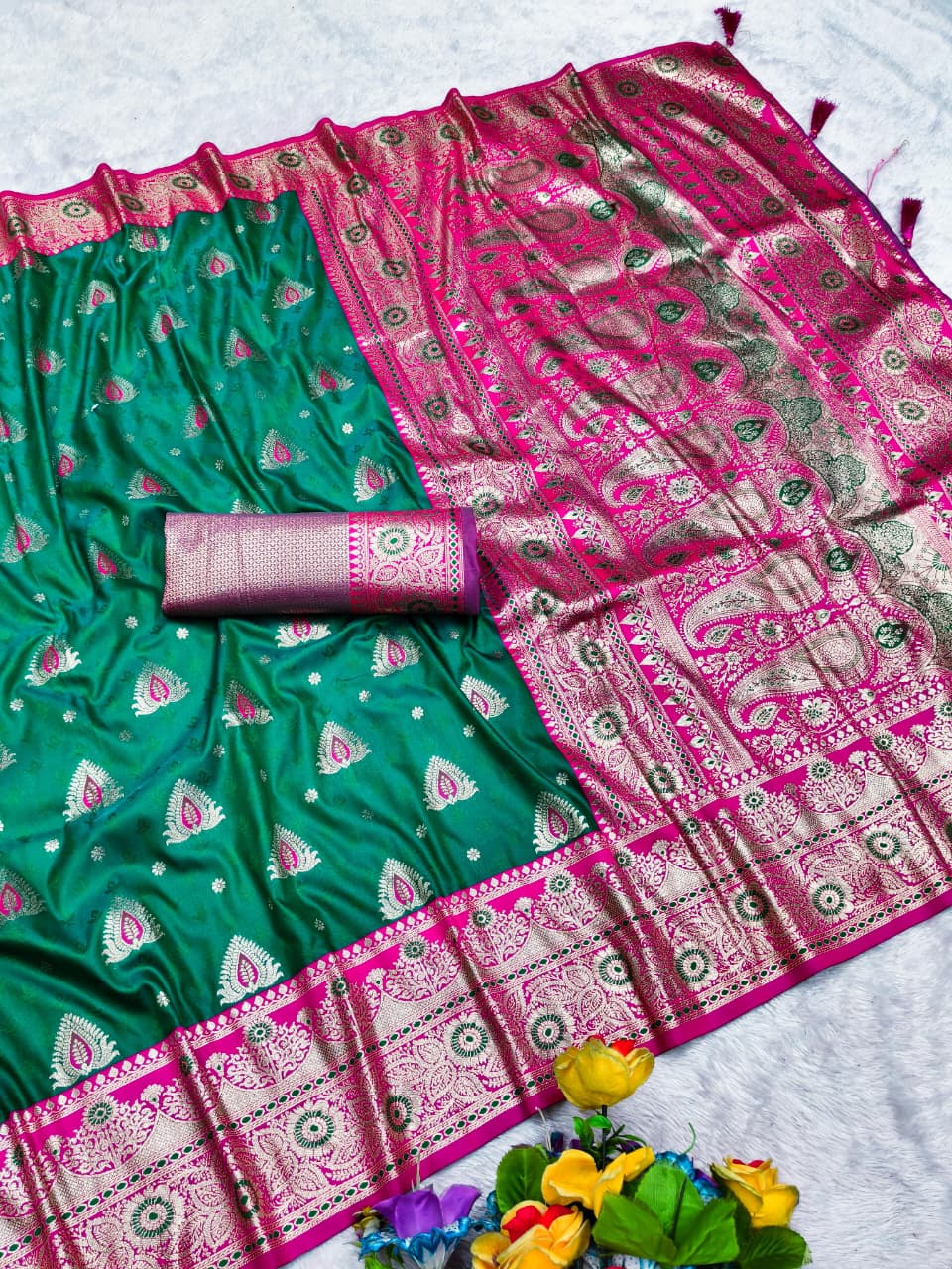 AJ-UDAY-VILLAS SOFT SILK 50/600 WITH RICH PALLU WITH BEAUTIFUL BODY DESIGN WITH CONTRAST BORDER WITH BROCADE BLOUSE