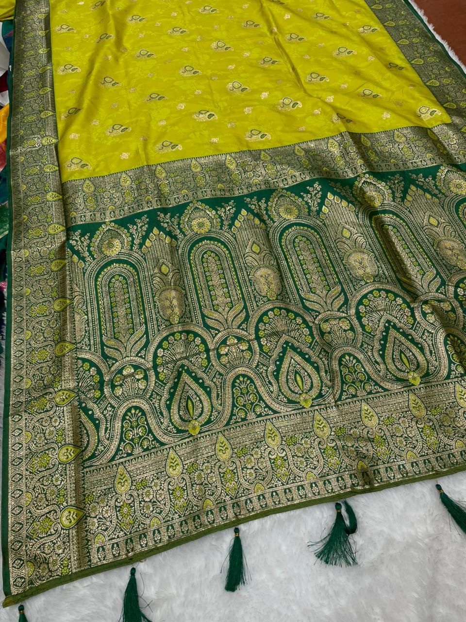 AJ-PURVI SOFT SILK FABRIC SAREE WITH RICH PALLU DEISGN WITH CARRY DESIGN ON BODY WITH VIRAL DESIGN AND CONRAST BORDER WITH AND BLOUSE WITH LUXURIOUS TASSELS WITH BOX PACKING