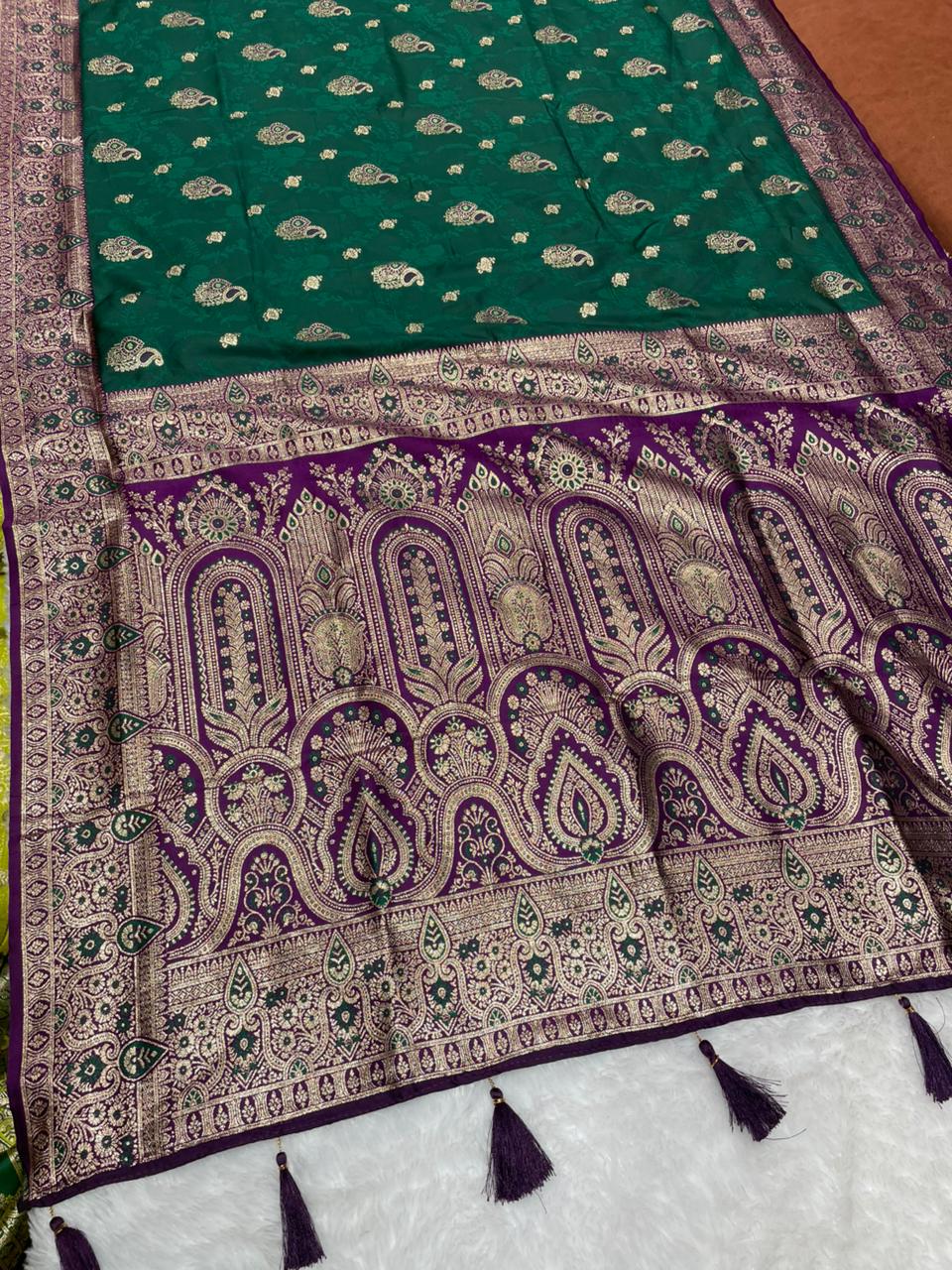 AJ-PURVI SOFT SILK FABRIC SAREE WITH RICH PALLU DEISGN WITH CARRY DESIGN ON BODY WITH VIRAL DESIGN AND CONRAST BORDER WITH AND BLOUSE WITH LUXURIOUS TASSELS WITH BOX PACKING