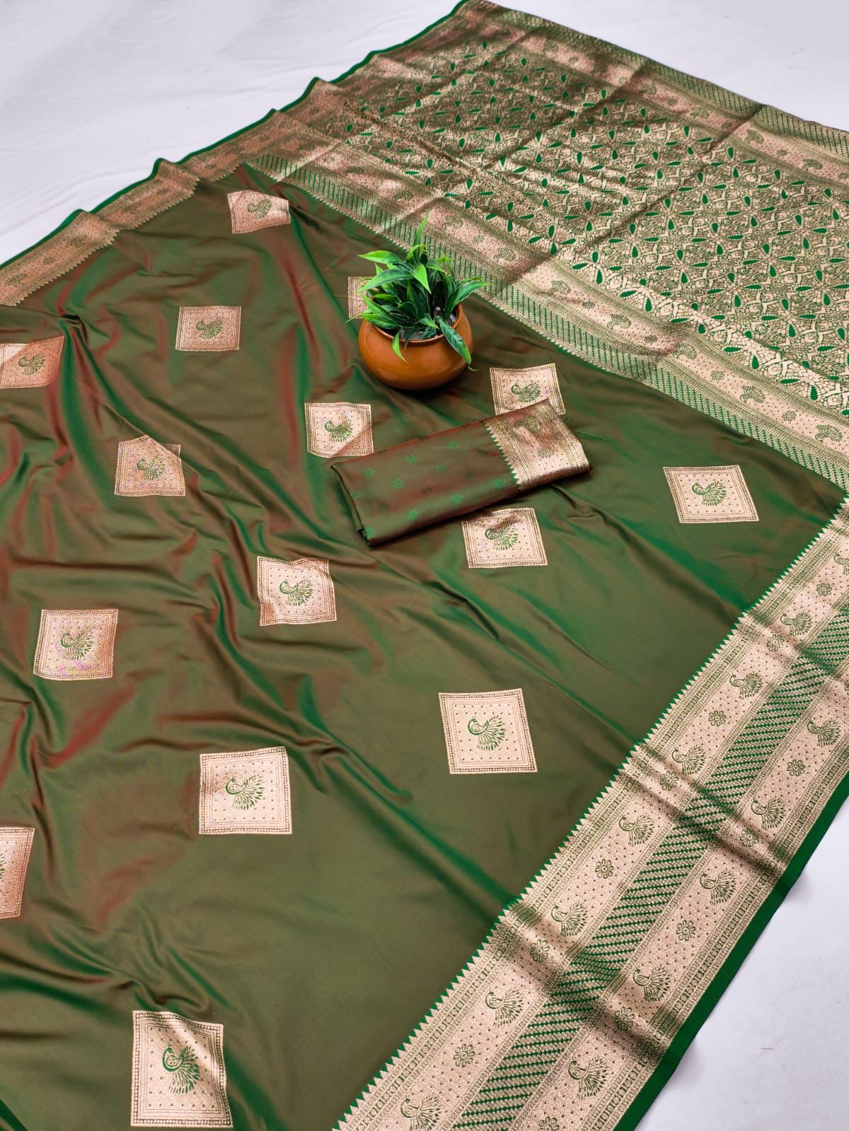 SA-7074 50/600 SOFT SILK SAREE WITH RICH PALLU AND BEAUTIFUL DAMAN WITH PEACOCK DESIGN WITH TONE TO TONE BEAUTIFUL MEENA WORK