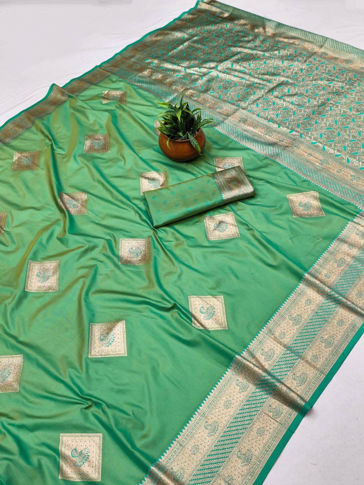 SA-7074 50/600 SOFT SILK SAREE WITH RICH PALLU AND BEAUTIFUL DAMAN WITH PEACOCK DESIGN WITH TONE TO TONE BEAUTIFUL MEENA WORK