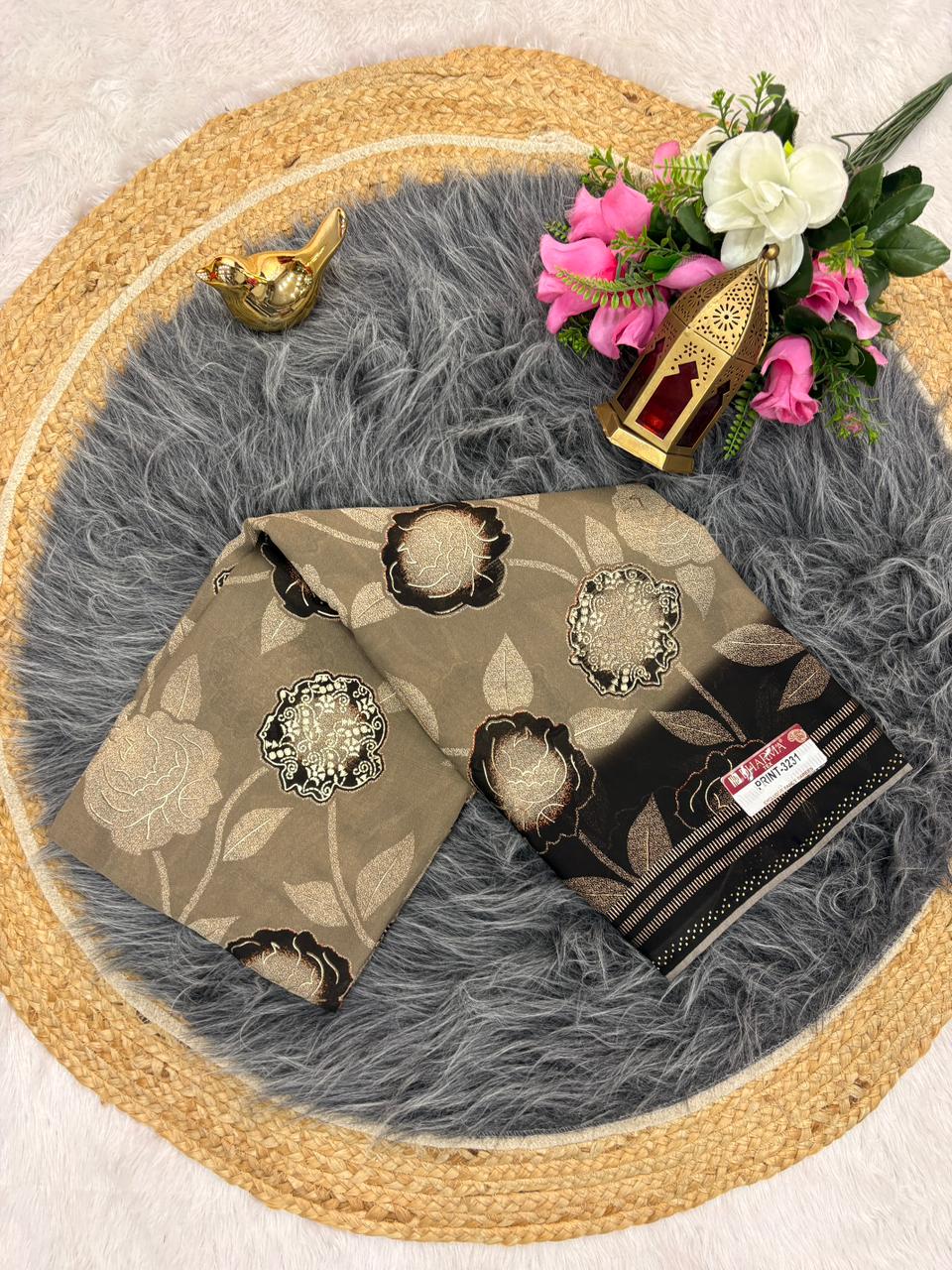 PRINT-3231 STAR GEORGETTE FABRIC SAREE WITH BEAUTIFUL PALLU WITH BEAUTIFUL FLOER PTINT ON SAREE WITH PIPING AND BLOUSE