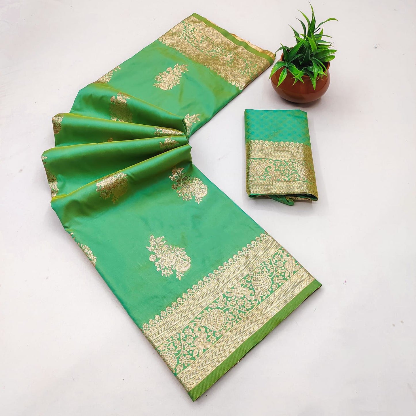 SA-7072  50/600 SOFT SILK SAREE WITH BEAUTIFUL RICH PALLU AND BEAUTIFUL DESIGN BODY WITH MATKA BORDER
