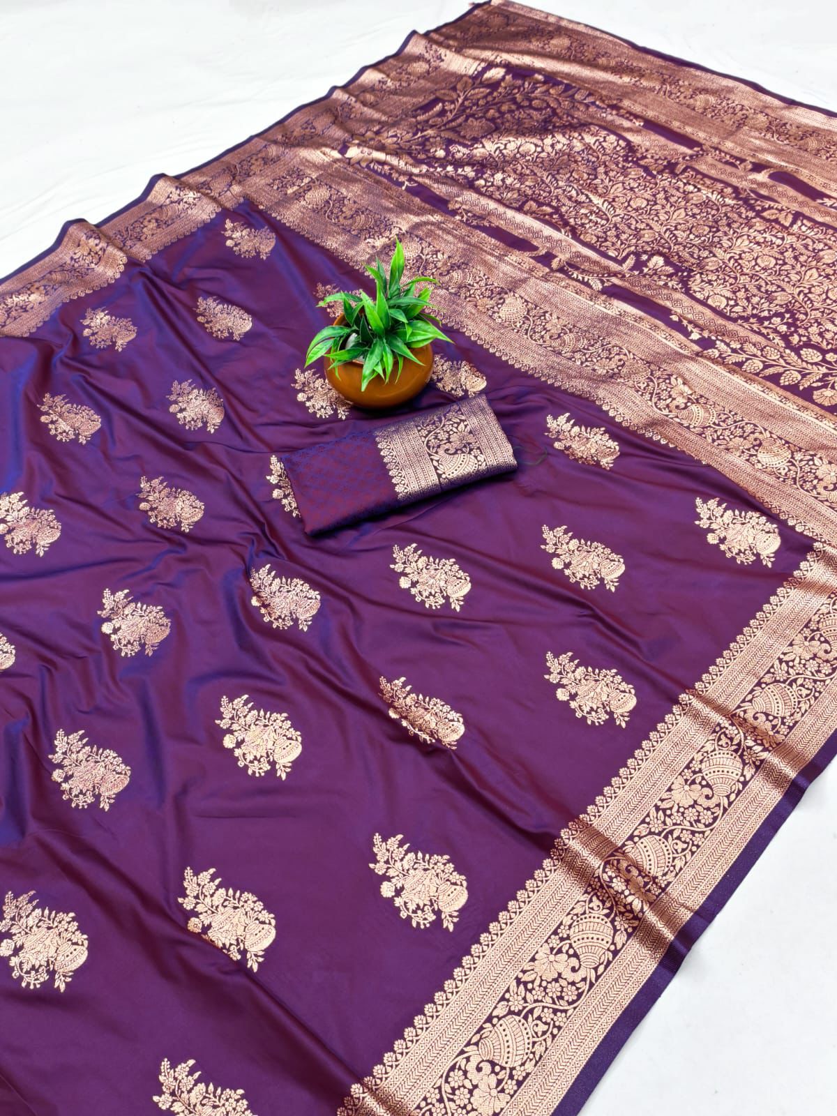 SA-7072  50/600 SOFT SILK SAREE WITH BEAUTIFUL RICH PALLU AND BEAUTIFUL DESIGN BODY WITH MATKA BORDER