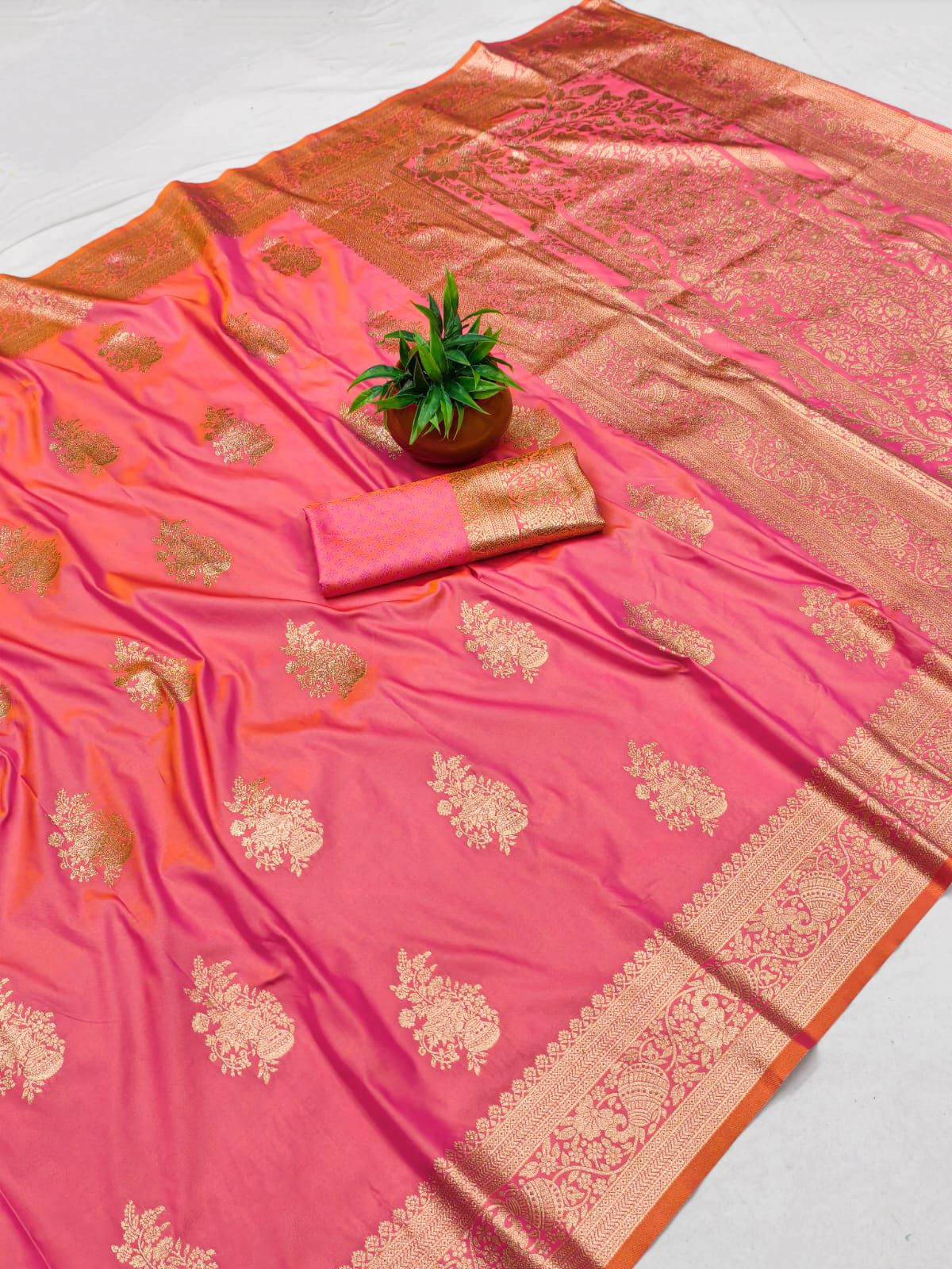 SA-7072  50/600 SOFT SILK SAREE WITH BEAUTIFUL RICH PALLU AND BEAUTIFUL DESIGN BODY WITH MATKA BORDER