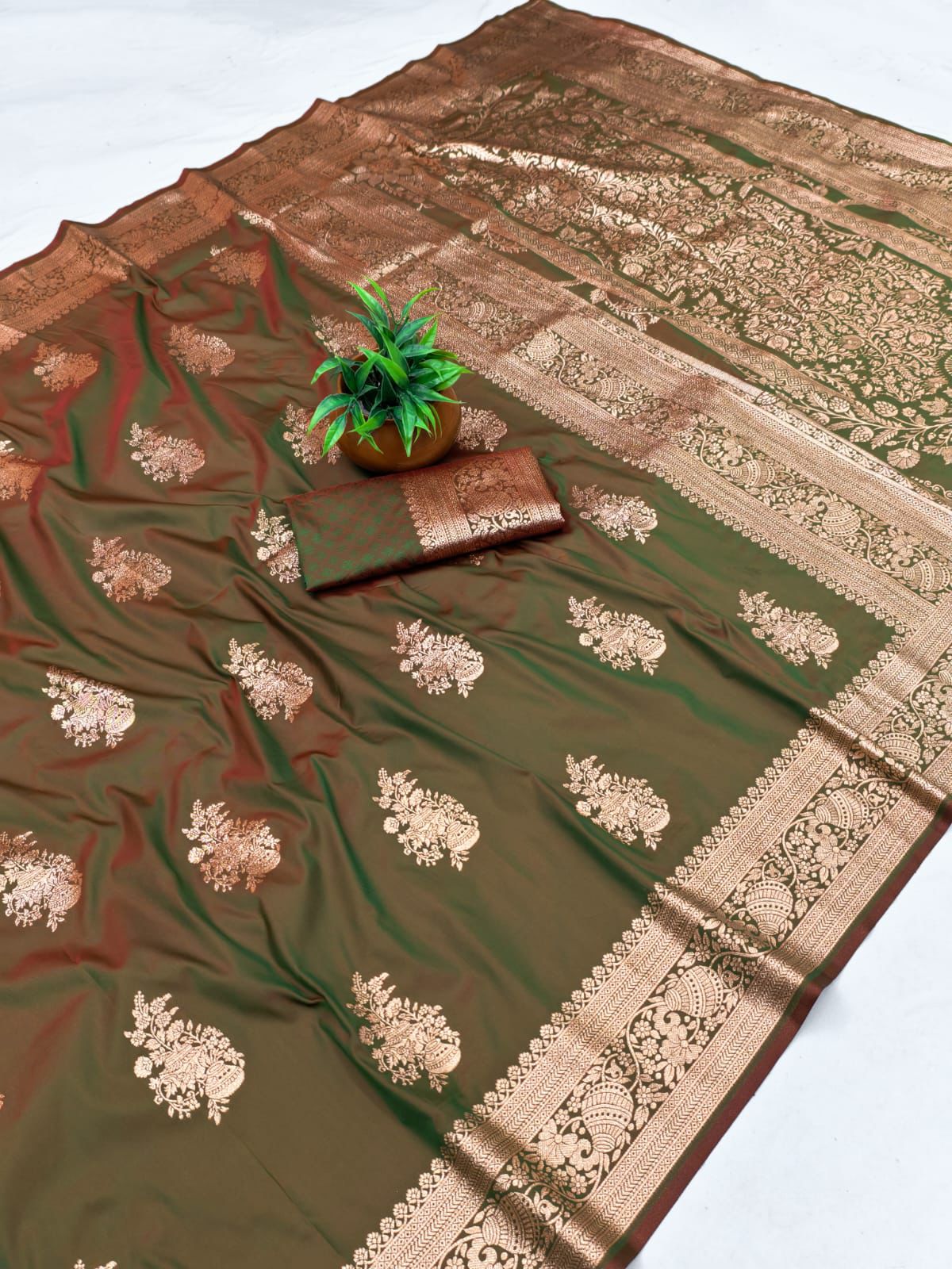 SA-7072  50/600 SOFT SILK SAREE WITH BEAUTIFUL RICH PALLU AND BEAUTIFUL DESIGN BODY WITH MATKA BORDER