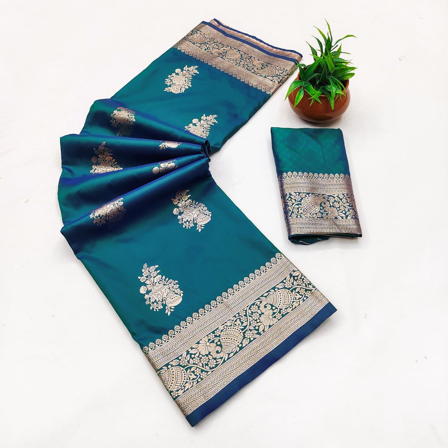 SA-7072  50/600 SOFT SILK SAREE WITH BEAUTIFUL RICH PALLU AND BEAUTIFUL DESIGN BODY WITH MATKA BORDER