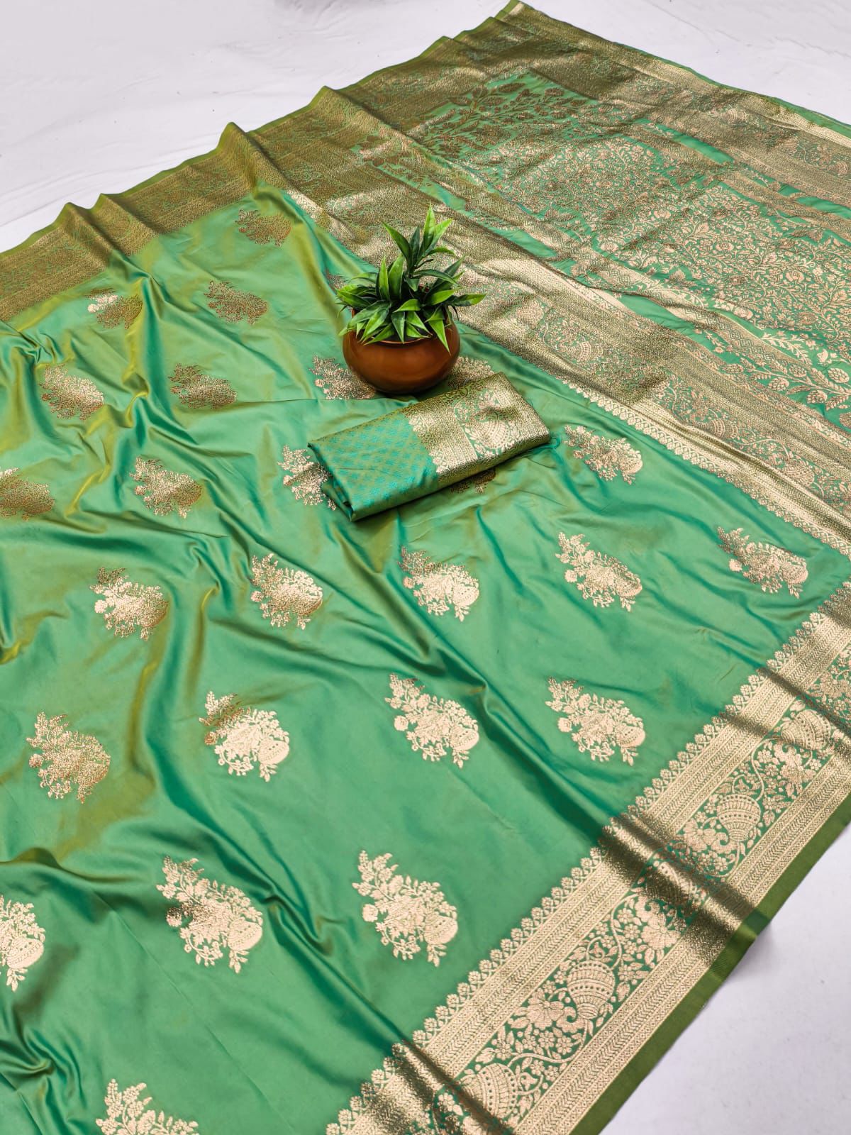 SA-7072  50/600 SOFT SILK SAREE WITH BEAUTIFUL RICH PALLU AND BEAUTIFUL DESIGN BODY WITH MATKA BORDER