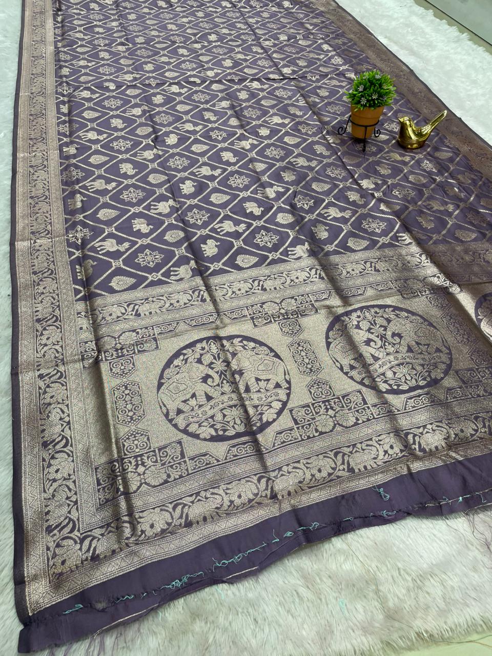 AJ-RUDRA KOTA FABRIC SAREE WITH BEAUTIFUL DESIGN WITH GAJRAJ DESIGN ON SAREE WTH GHATCHOLA DESIGN ON BODY WITH BLOUSE