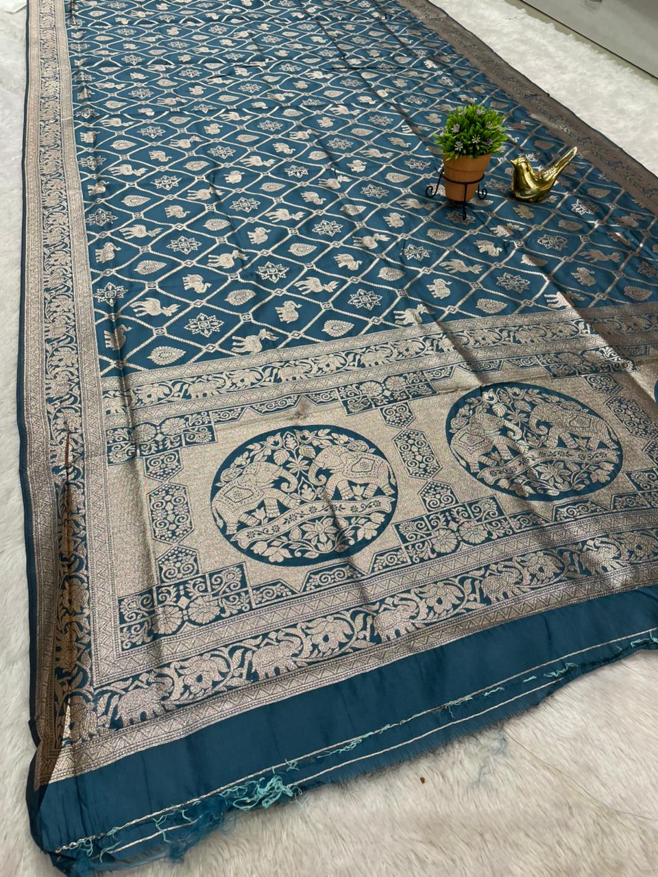 AJ-RUDRA KOTA FABRIC SAREE WITH BEAUTIFUL DESIGN WITH GAJRAJ DESIGN ON SAREE WTH GHATCHOLA DESIGN ON BODY WITH BLOUSE