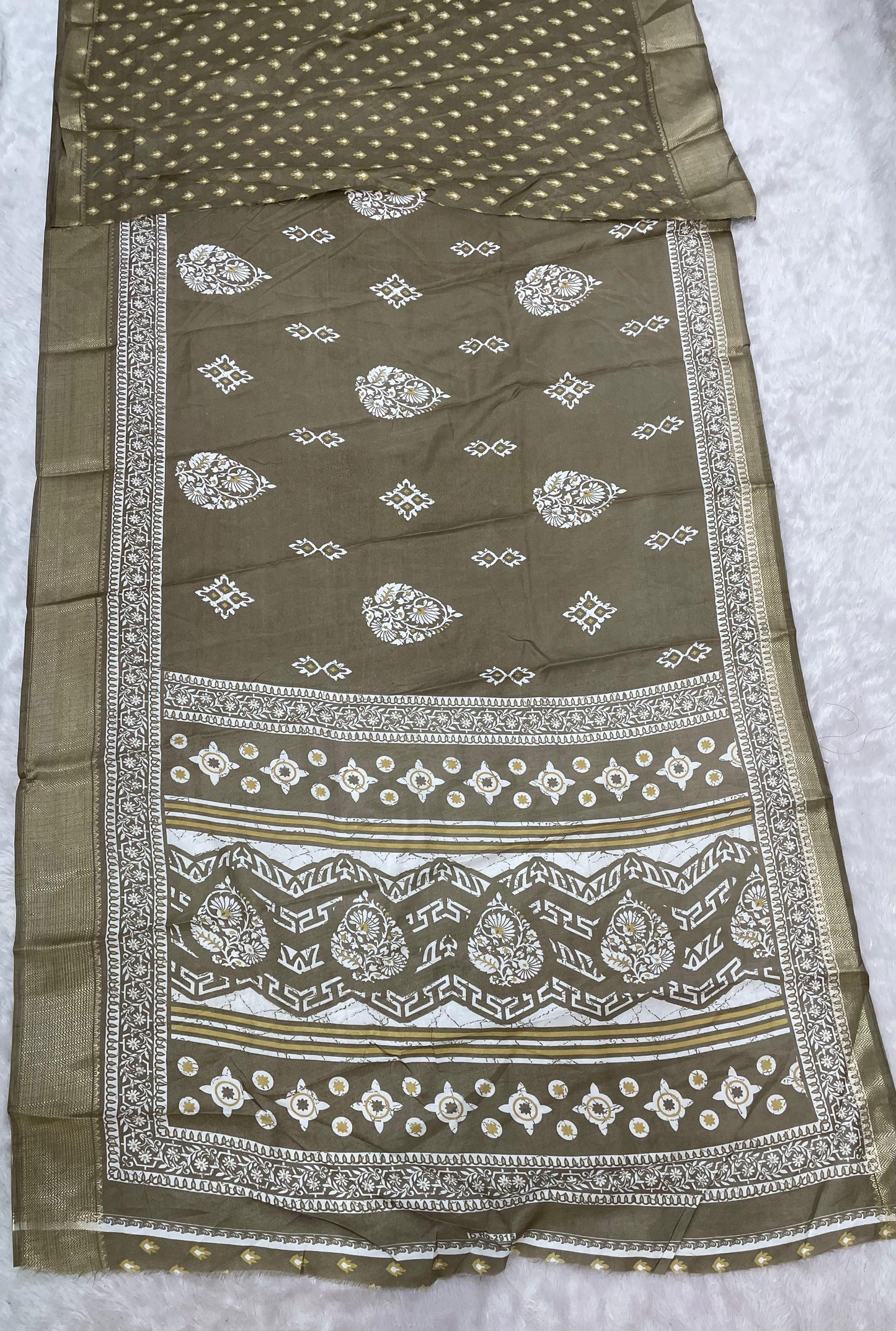 SV-8101 MAL COTTON FABRIC SAREE WITH BEAUTIFUL PALLU WITH BEAUTIFUL DESIGN ON BODY WITH BLOUSE