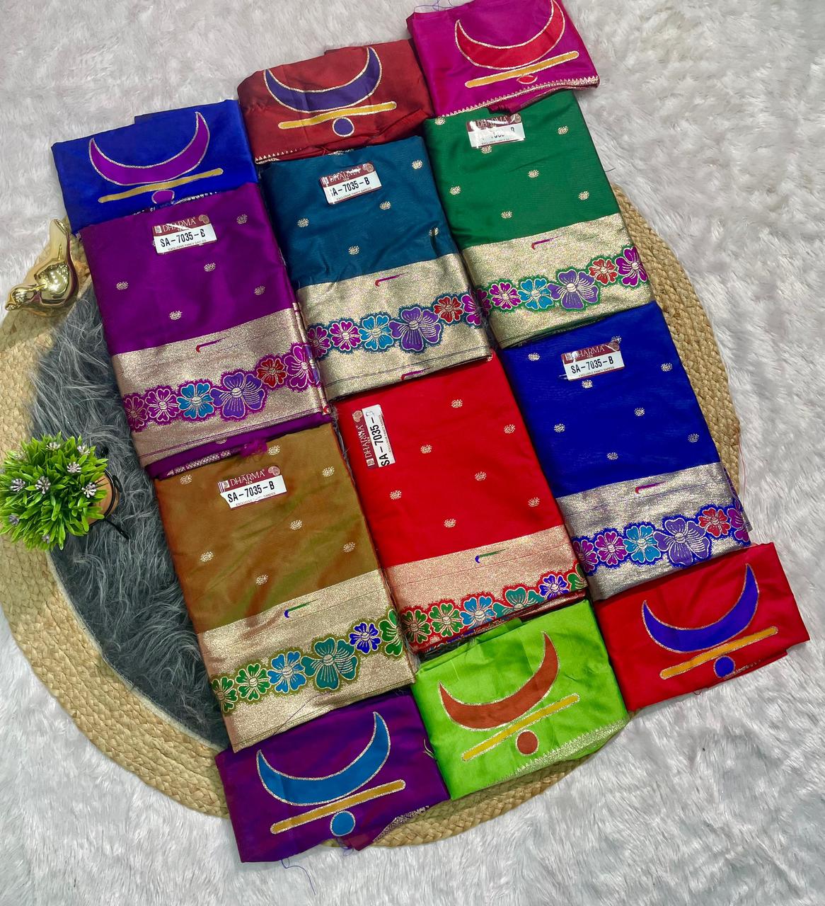 SA-7035-B SOFT SILK SAREE WITH STUNNING RAJMATA PAITHANI FEATURES AN ELEGANT KALANJALI BORDER WITH A MAJESTIC RAJMATA PAITHANI PALLU AND GRACEFUL KOHIRI BUTTI WOVEN ALL OVER THE BODY WITH FINISHED WITH PAITHANI BLOUSE