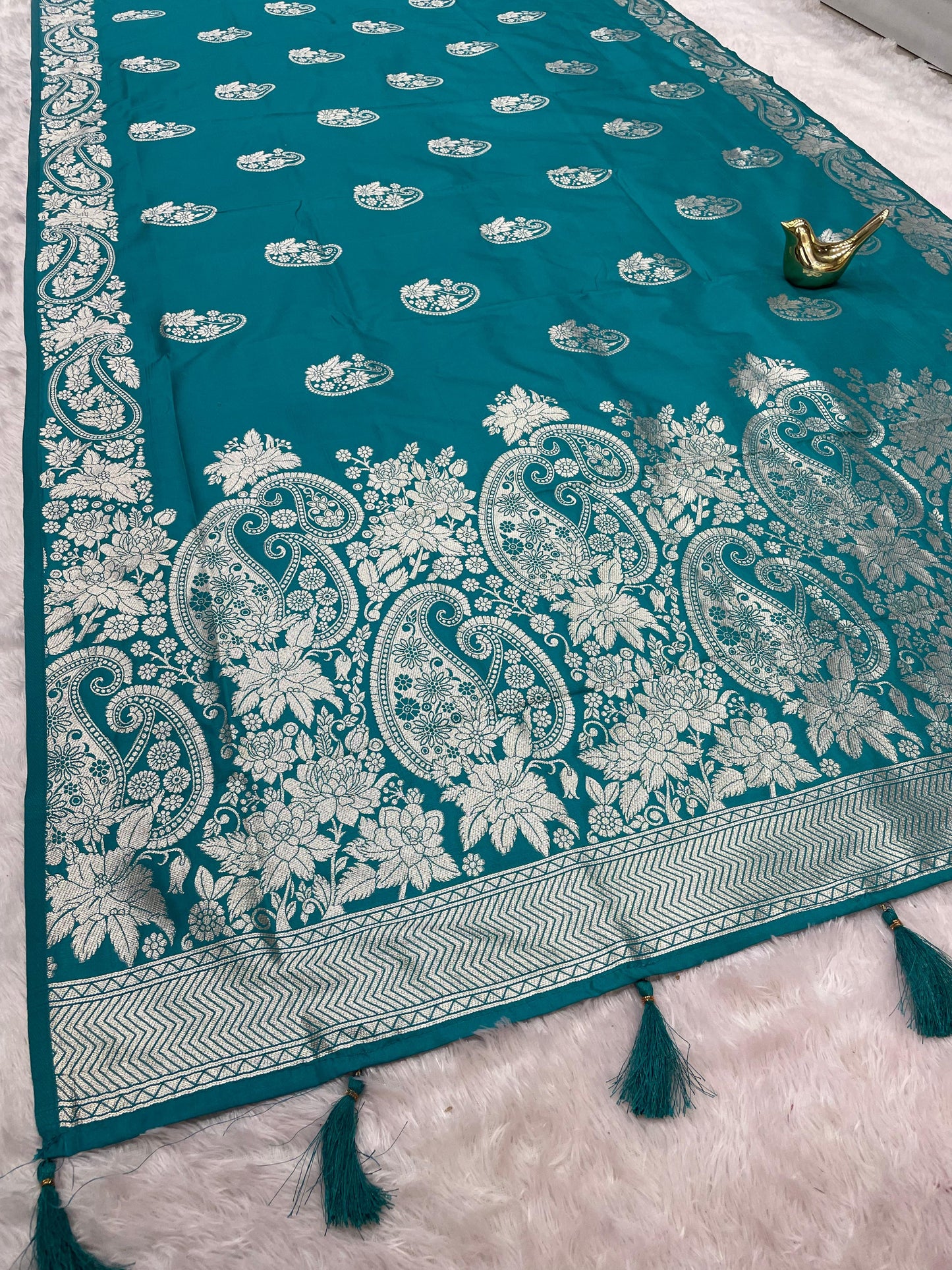 AJ-PRANIKA SOFT SILK FABRIC SAREE WITH HEAVY ZARI WORK WITH OPEN PALLU DESIGN WITH CARRY DESIGN ON ALL OVER ON SAREE WITH HEAVY BROCADE BLOUSE WITH TASSELS