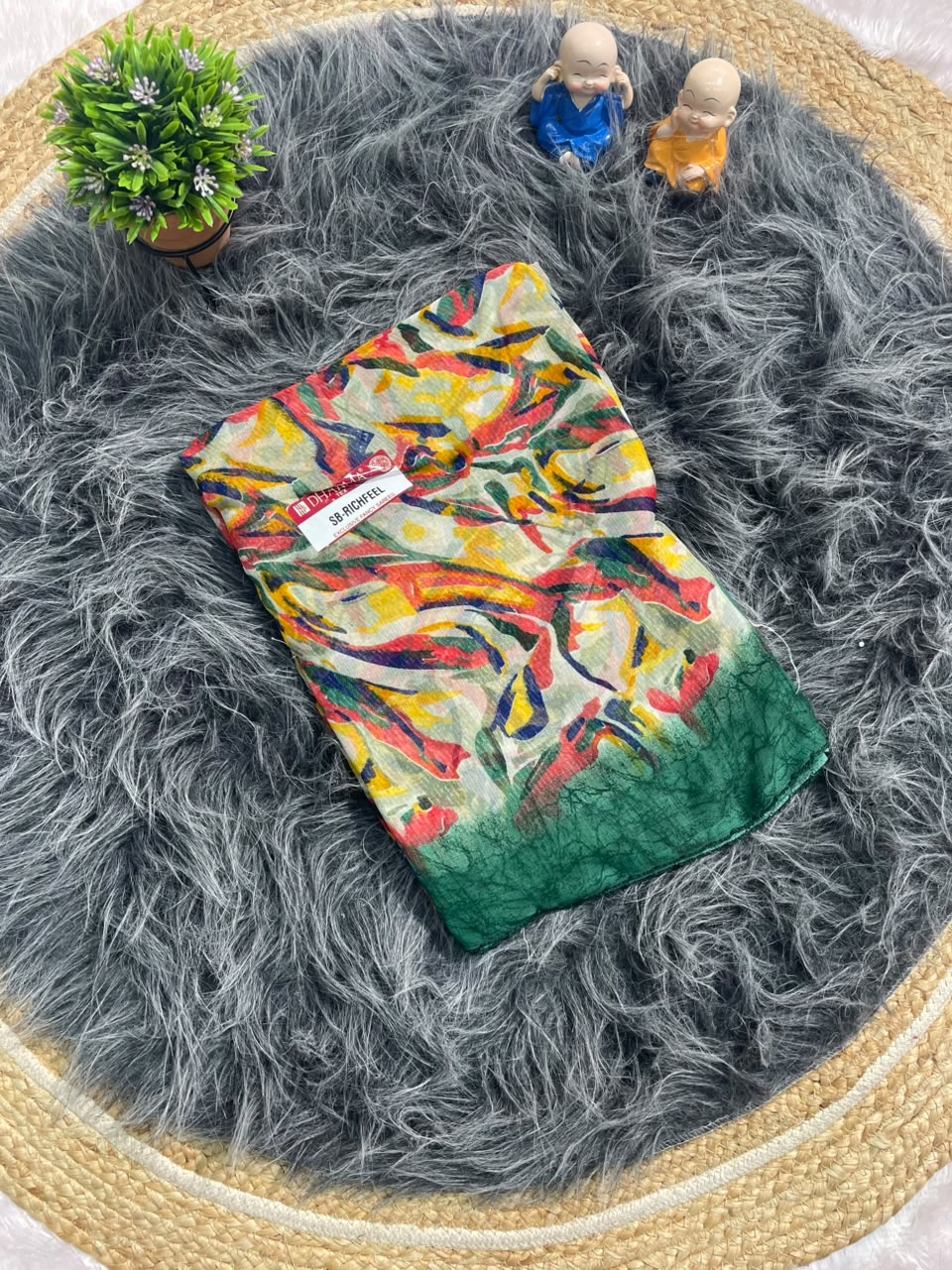 SB-RICHFEEL WEIGHTLESS FABRIC SAREE WITH CONTEMPORY ARTISTIC PATTERNS WITH PERFECT CHOICE FOR DAILY WEAR