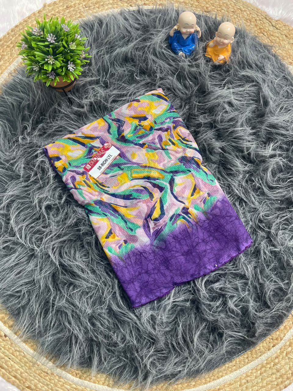 SB-RICHFEEL WEIGHTLESS FABRIC SAREE WITH CONTEMPORY ARTISTIC PATTERNS WITH PERFECT CHOICE FOR DAILY WEAR