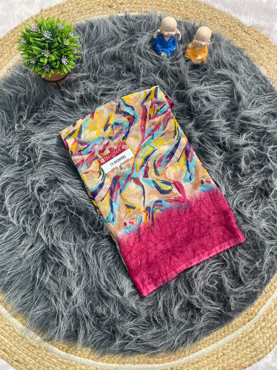 SB-RICHFEEL WEIGHTLESS FABRIC SAREE WITH CONTEMPORY ARTISTIC PATTERNS WITH PERFECT CHOICE FOR DAILY WEAR