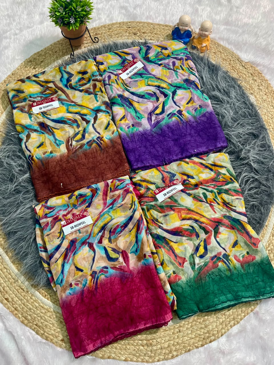 SB-RICHFEEL WEIGHTLESS FABRIC SAREE WITH CONTEMPORY ARTISTIC PATTERNS WITH PERFECT CHOICE FOR DAILY WEAR